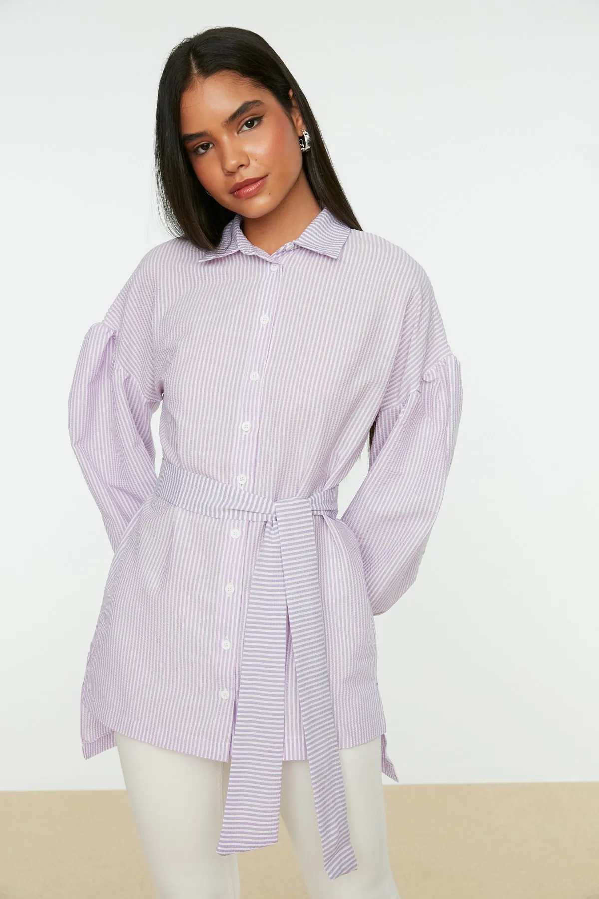 Trendyol Modest  Lila gestreiftes, gewebtes Hemd mit Ballonärmeln und langem Rücken, Gürtel TCTSS22GO0116