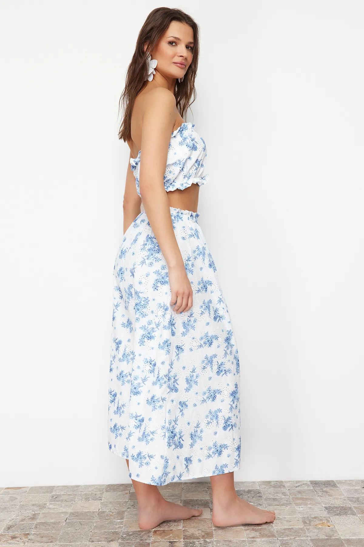 Trendyol Collection  Midi-Bluse mit gewebten Rüschen und Stickereien, 100 % Baumwolle, mit Blumenmuster, Rockanzug TBESS24AU00056