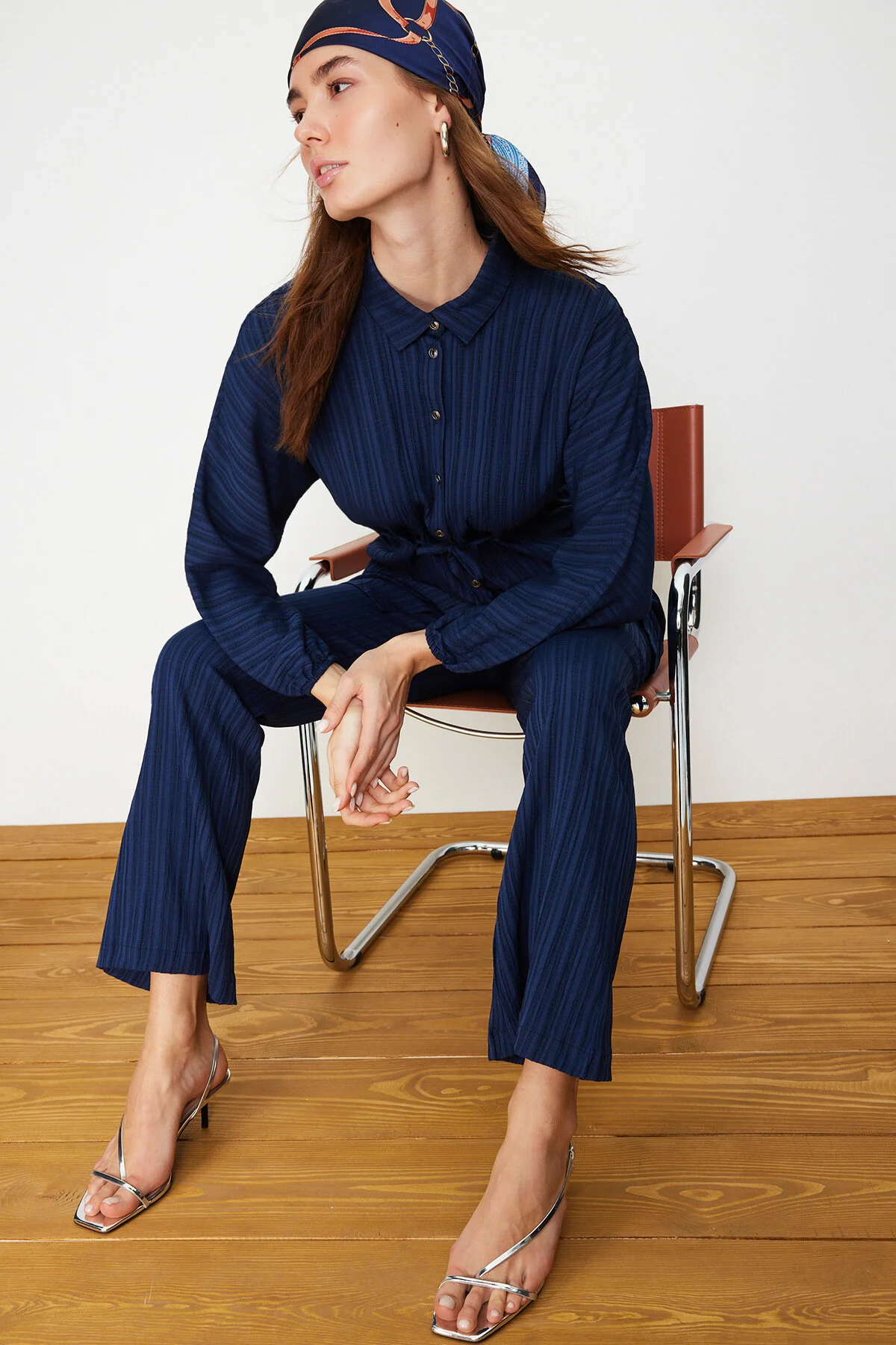 Trendyol Modest  Marineblaues Crinkle-Hemd-Hose-Set mit gewebter Unterseite und Oberteil TCTSS24US00019