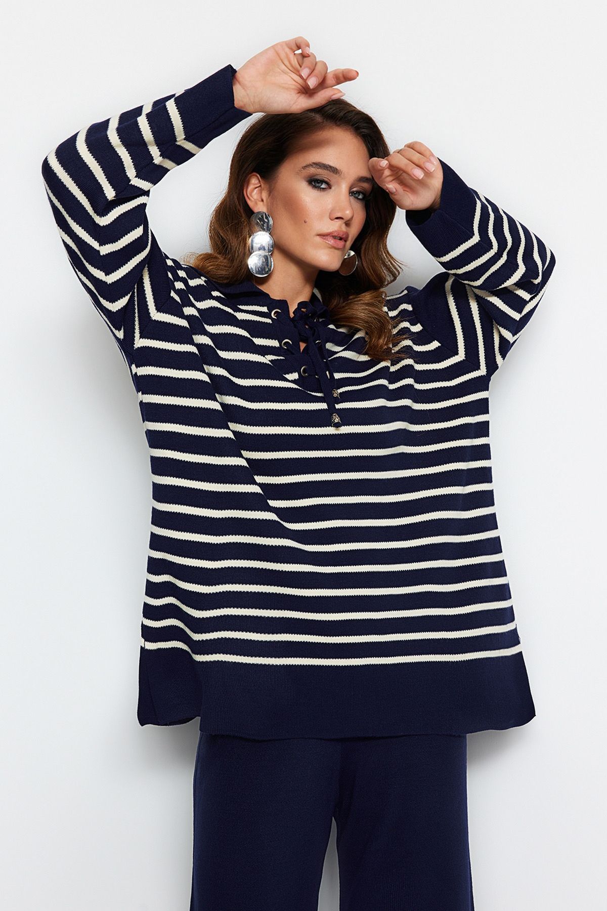 Trendyol Modest  Marineblaues Strickoberteil- und Unterteil-Set mit gestreiftem Kragen und Krawatte, Pullover und Hose TCTAW24US00080