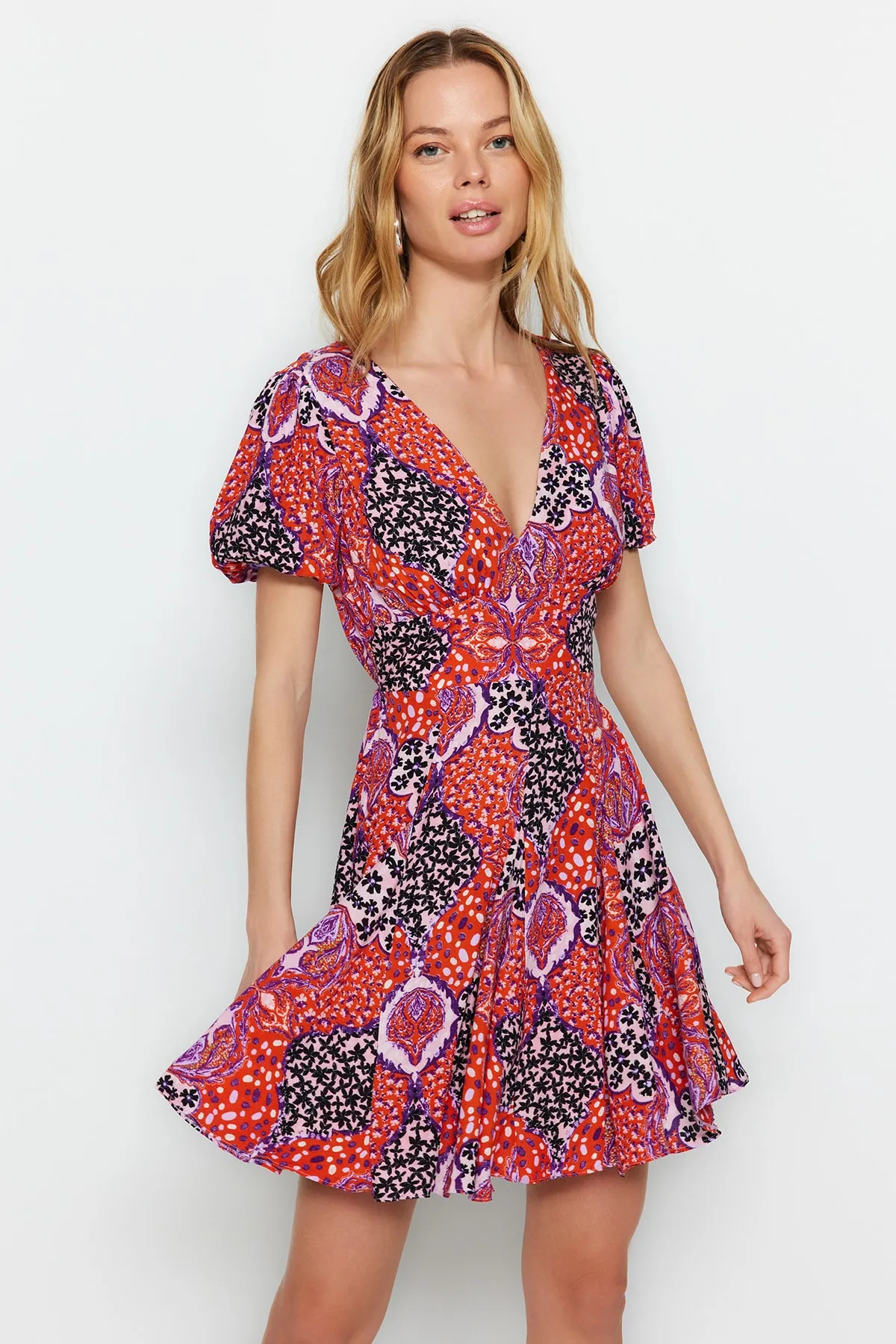 Trendyol Collection  Gewebtes Mini-Strandkleid mit Blumenmuster TBESS23EL00238
