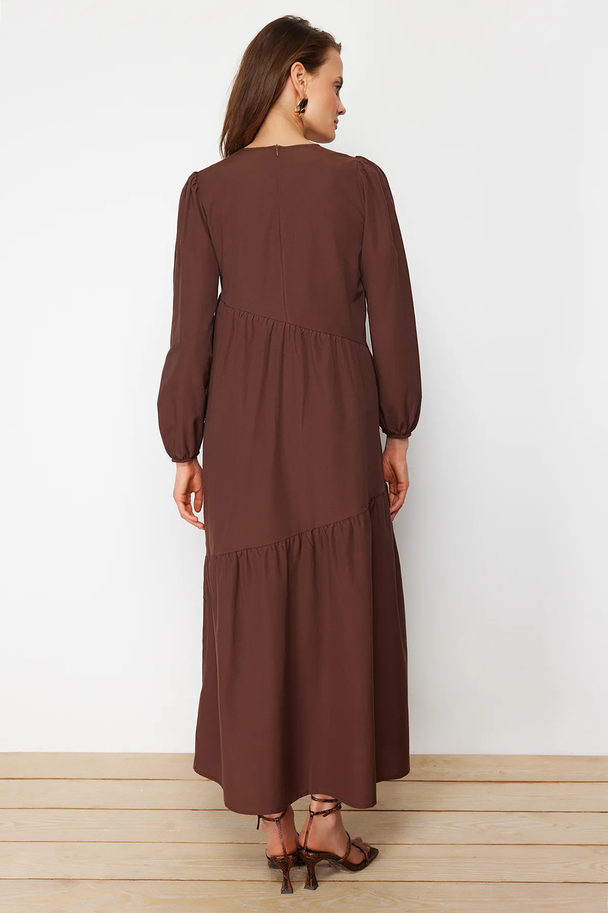 Trendyol Modest  Braunes, gerafftes Popeline-Gewebekleid mit Rundhalsausschnitt TCTSS21EL3470