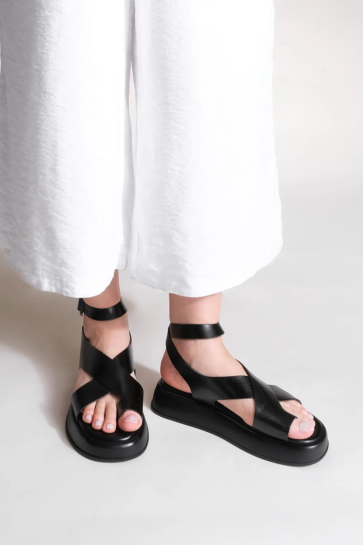 Marjin  Damen Sandalen aus echtem Leder für den Alltag, dicke Sohle, Etikett schwarz