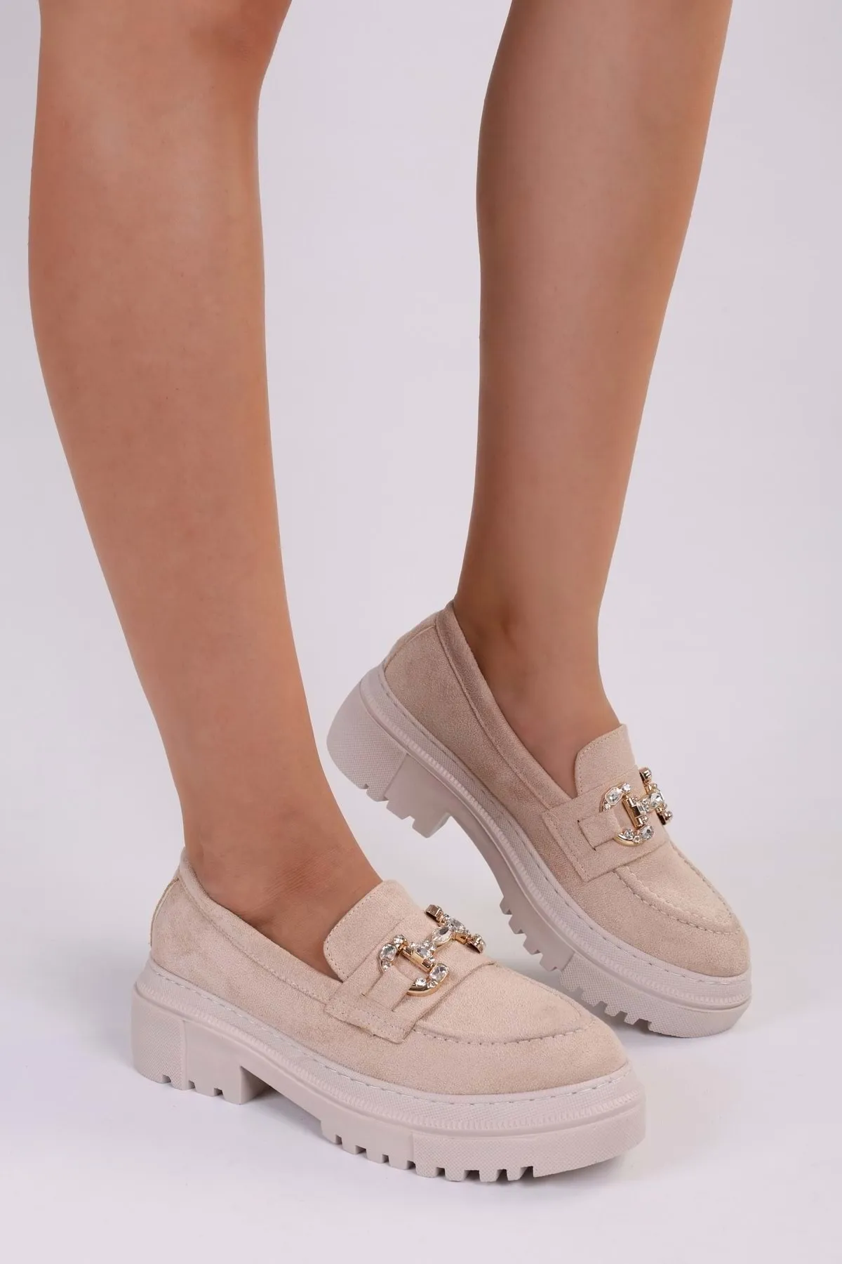 Shoeberry  Damen-Loafer Lucie aus beigem Wildleder mit Steinschnalle