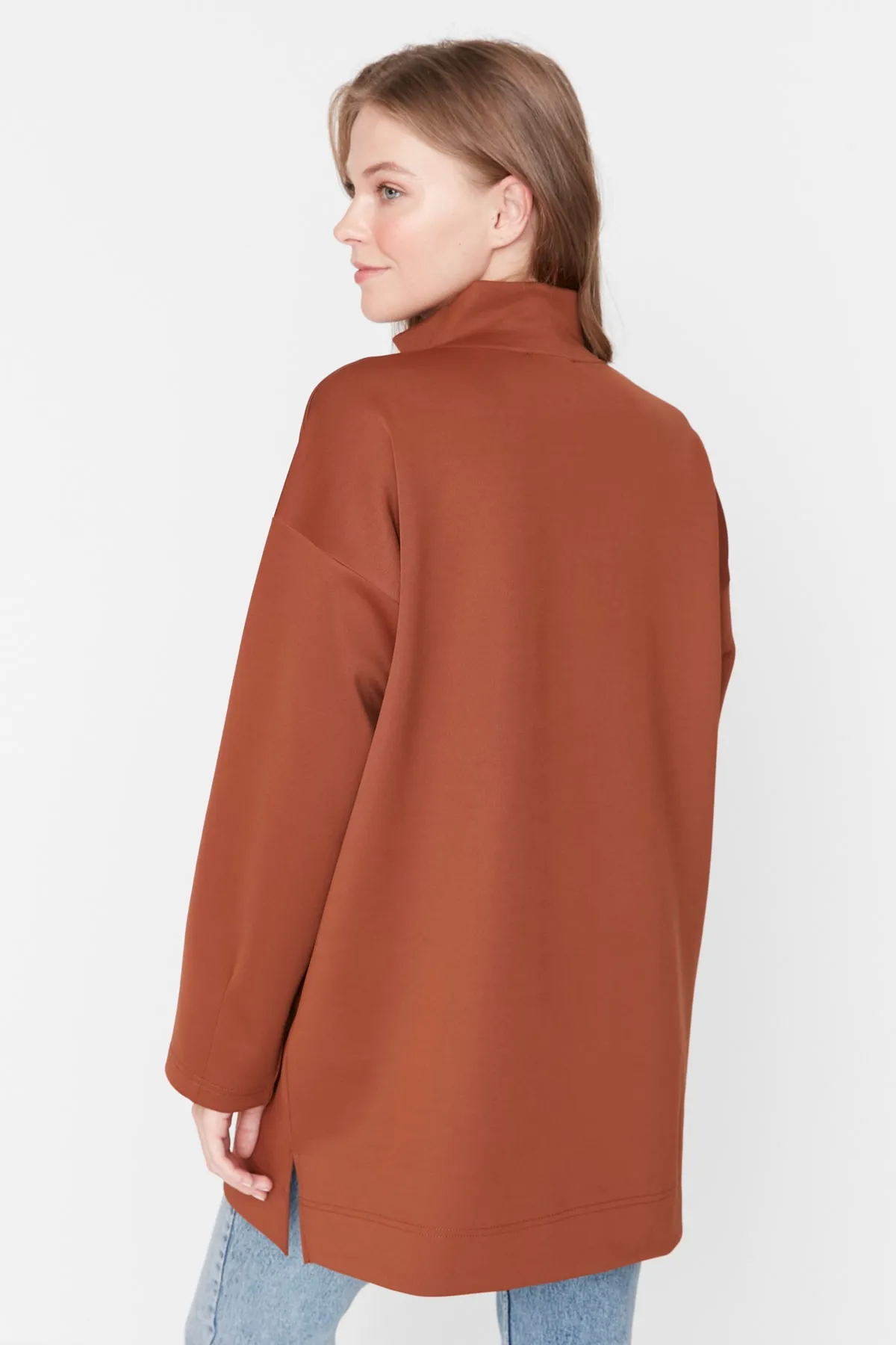 Trendyol Modest  Braunes Sweatshirt mit Reißverschluss und detailliertem Tauch-/Scuba-Strickpullover TCTAW23TW00198