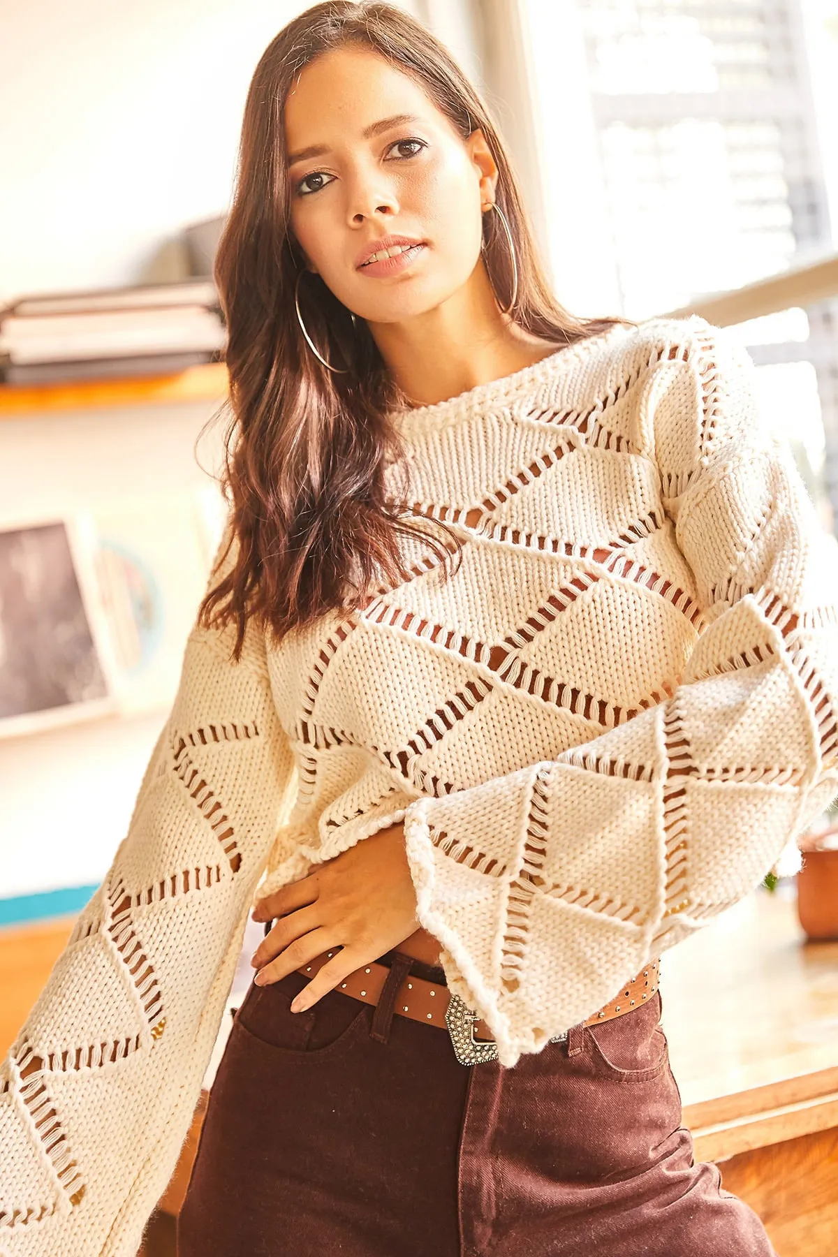 Olalook  Ecrufarbener, durchbrochener, weich strukturierter, dicker, kurzer Strickpullover für Damen KZK-19000438