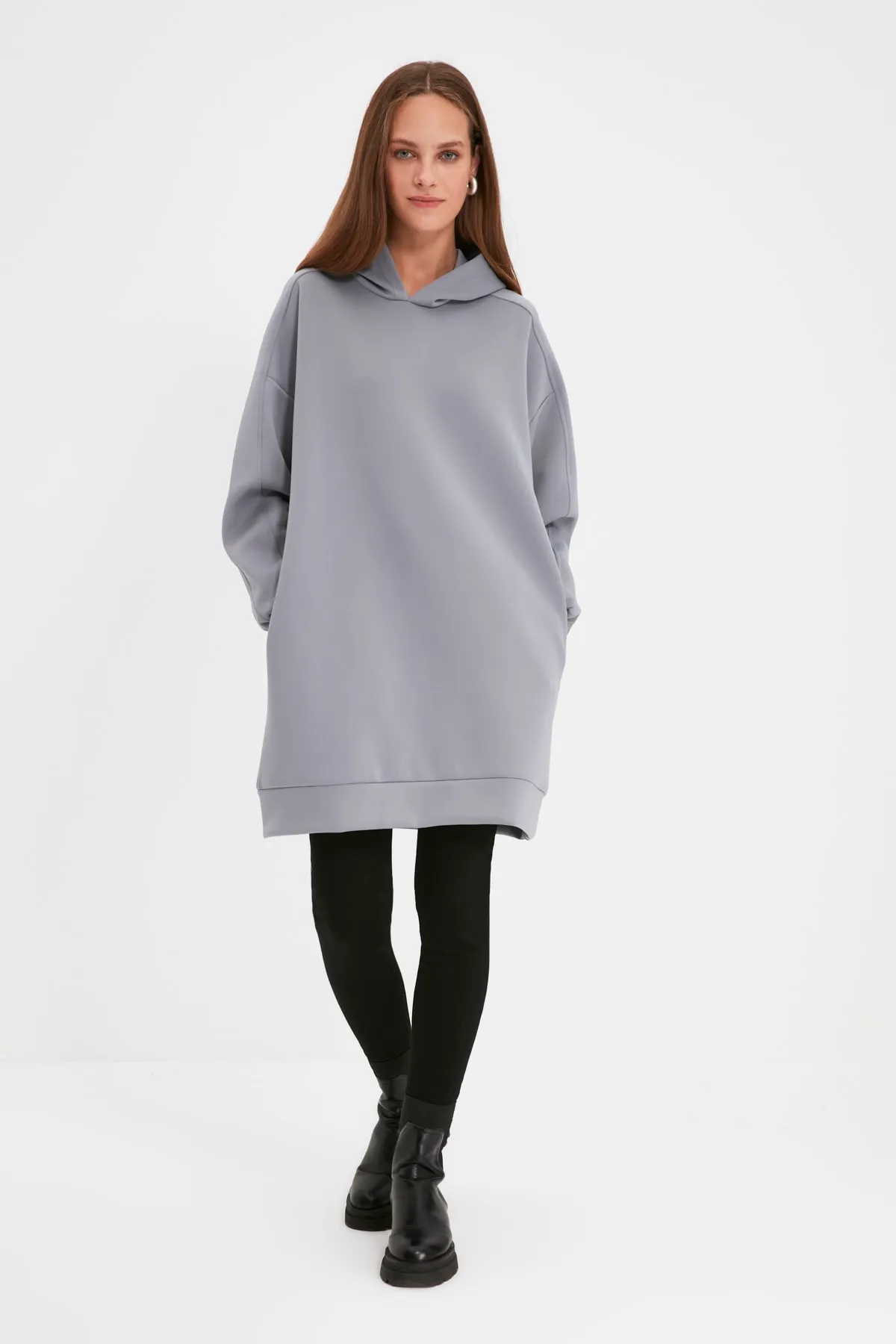 Trendyol Modest  Graues, weit geschnittenes Oversize-Sweatshirt aus Scuba-Strick mit Kapuze und Taschen TCTAW22TW0151