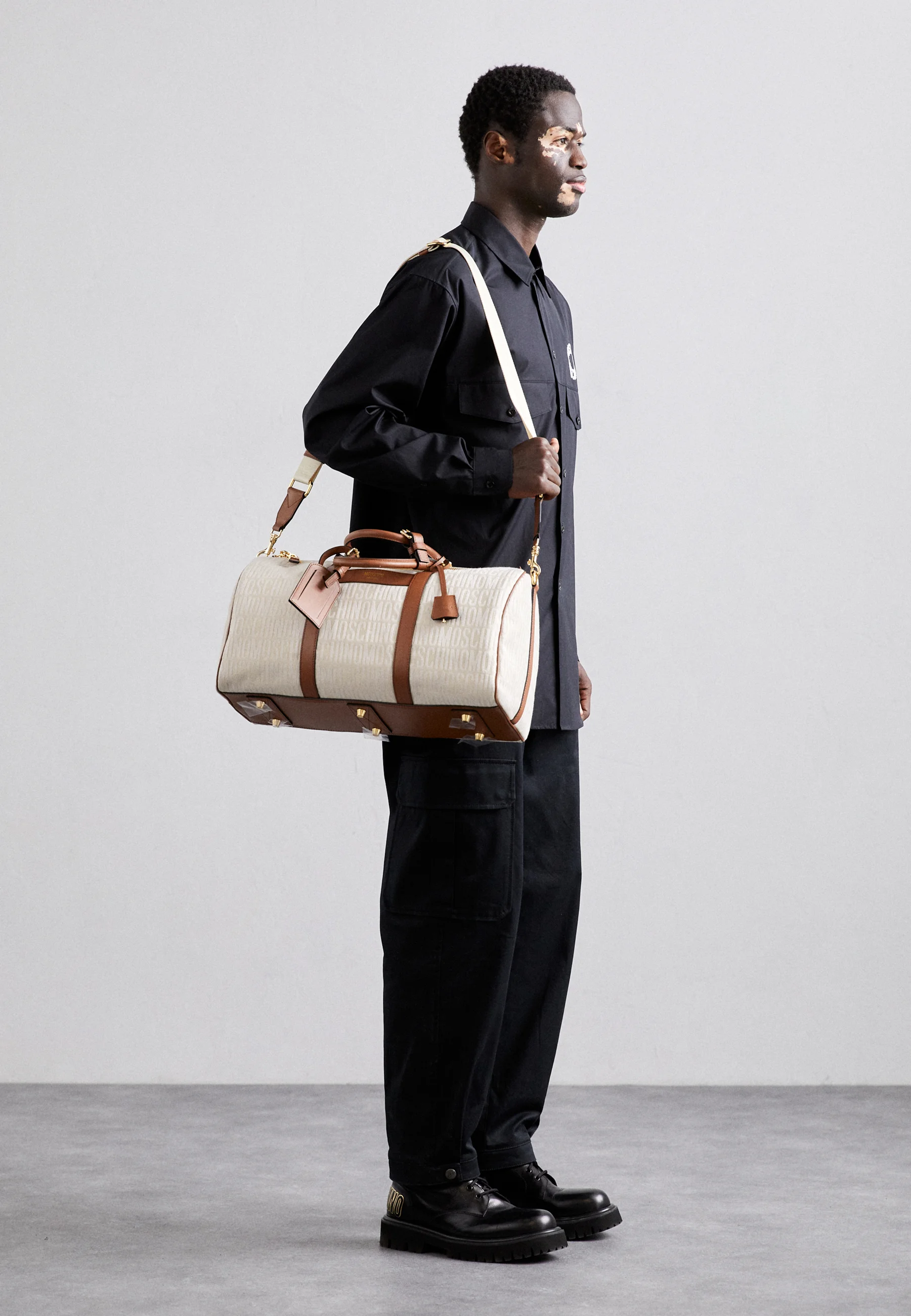 BOLSO DE VIAJE MOSCHINO UNISEX - Bolso de viaje
