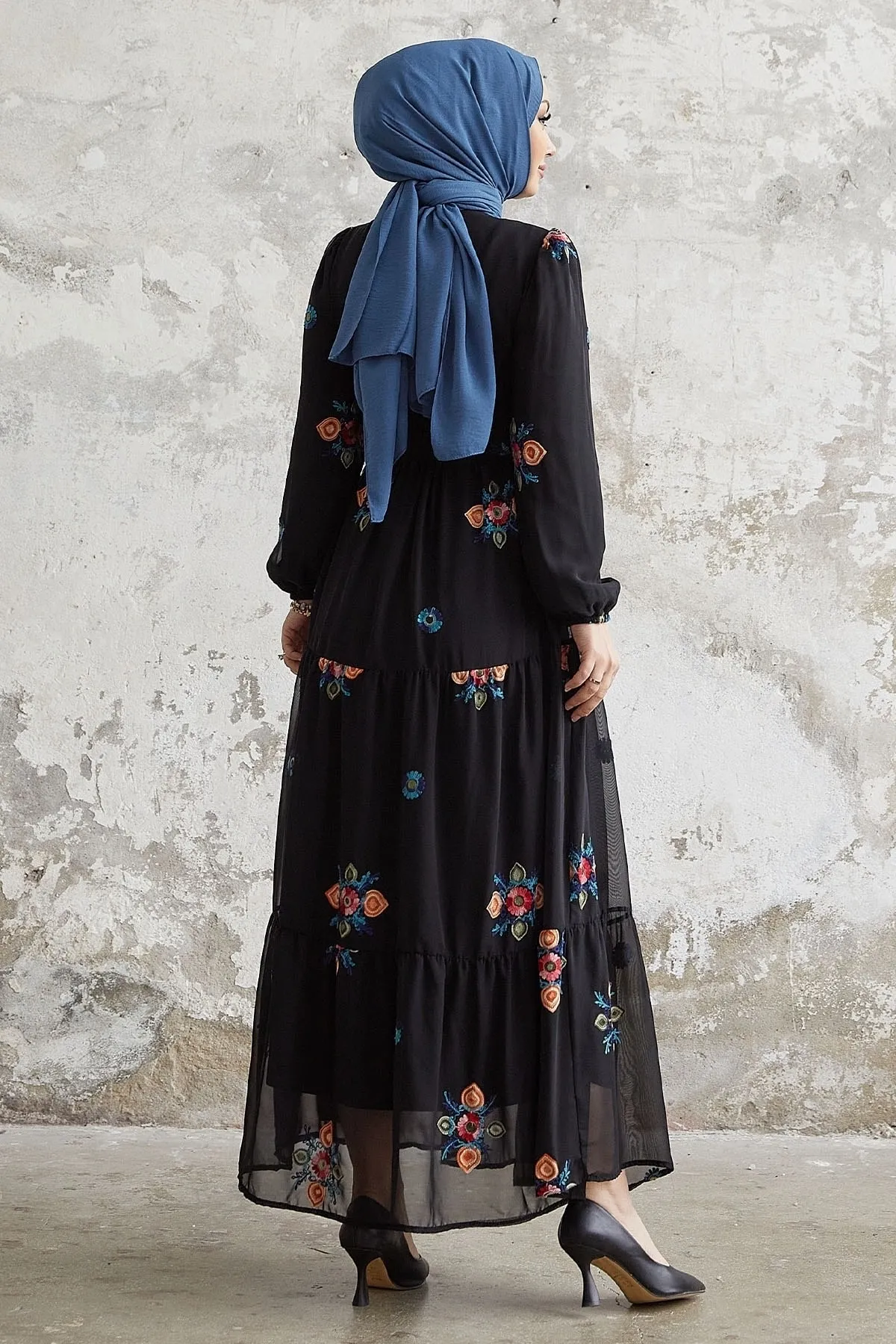 InStyle  Vanes Chiffonkleid mit Blumenstickerei – Schwarz