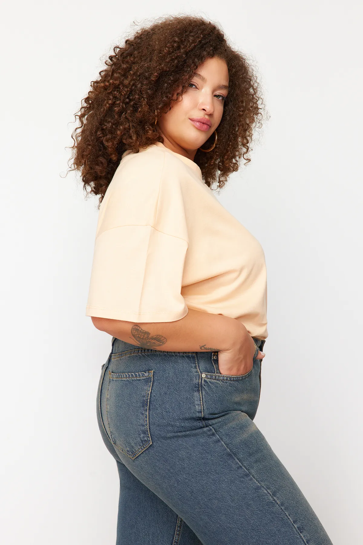 Trendyol Curve  Geripptes, weit geschnittenes Basic-Strick-T-Shirt mit Lachskragen TBBSS23BF00017
