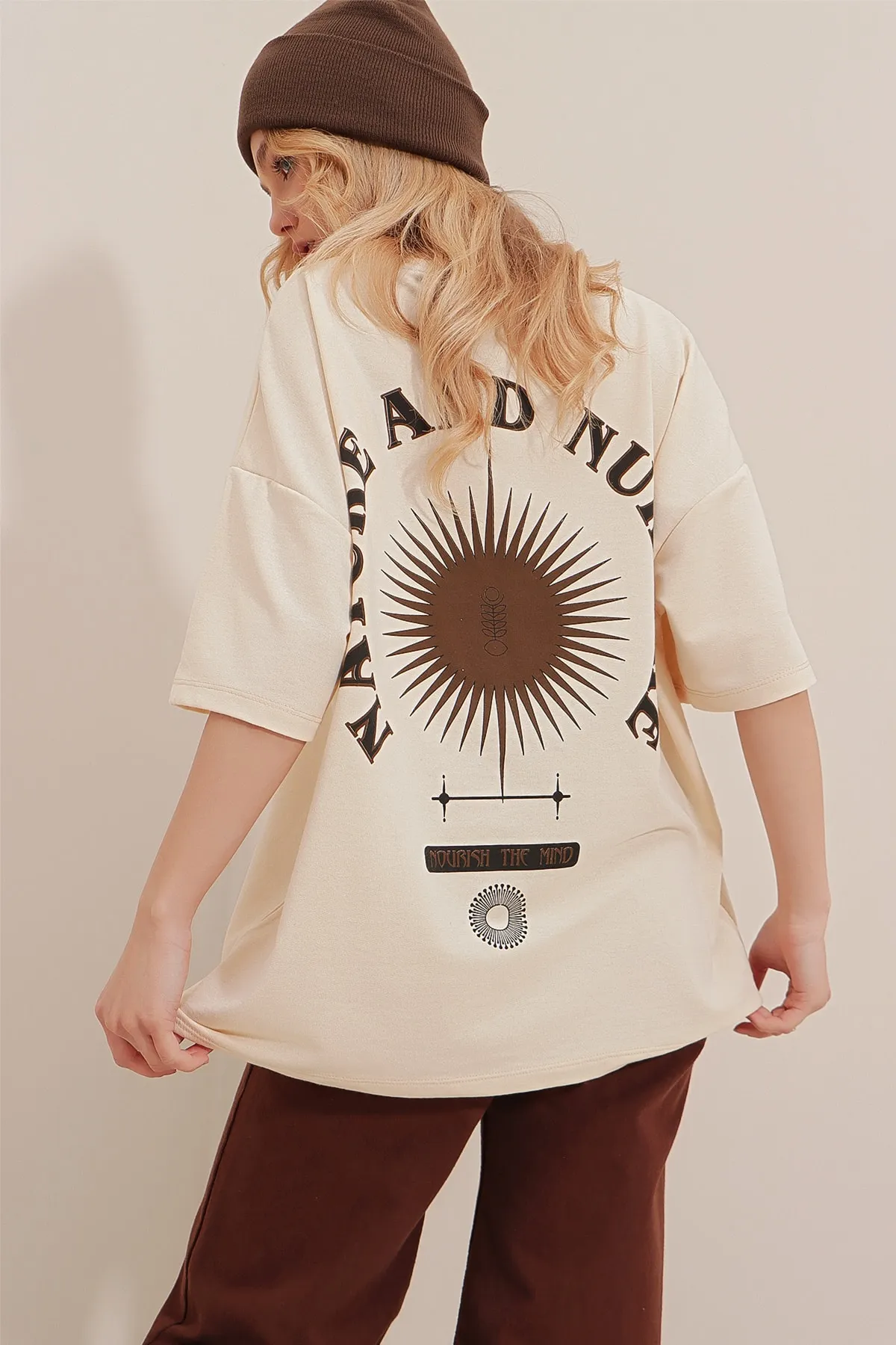 Trend Alaçatı Stili  Bedrucktes Oversize-Unisex-T-Shirt für Damen in Beige mit Rundhalsausschnitt ALC-X9577