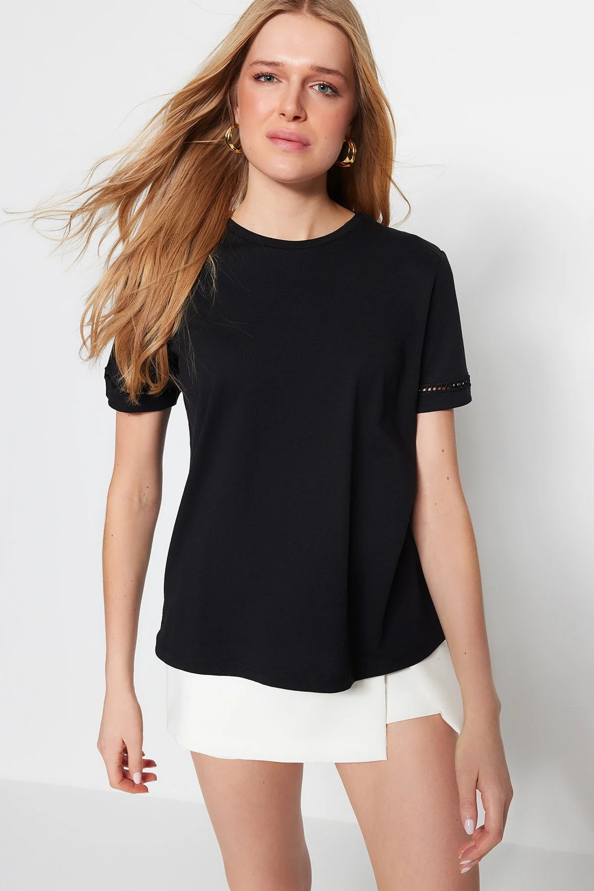 Trendyol Collection  Schwarzes Basic-Strick-T-Shirt aus 100 % Baumwolle mit Rundhalsausschnitt und Stickerei-Detail TWOSS23TS00012
