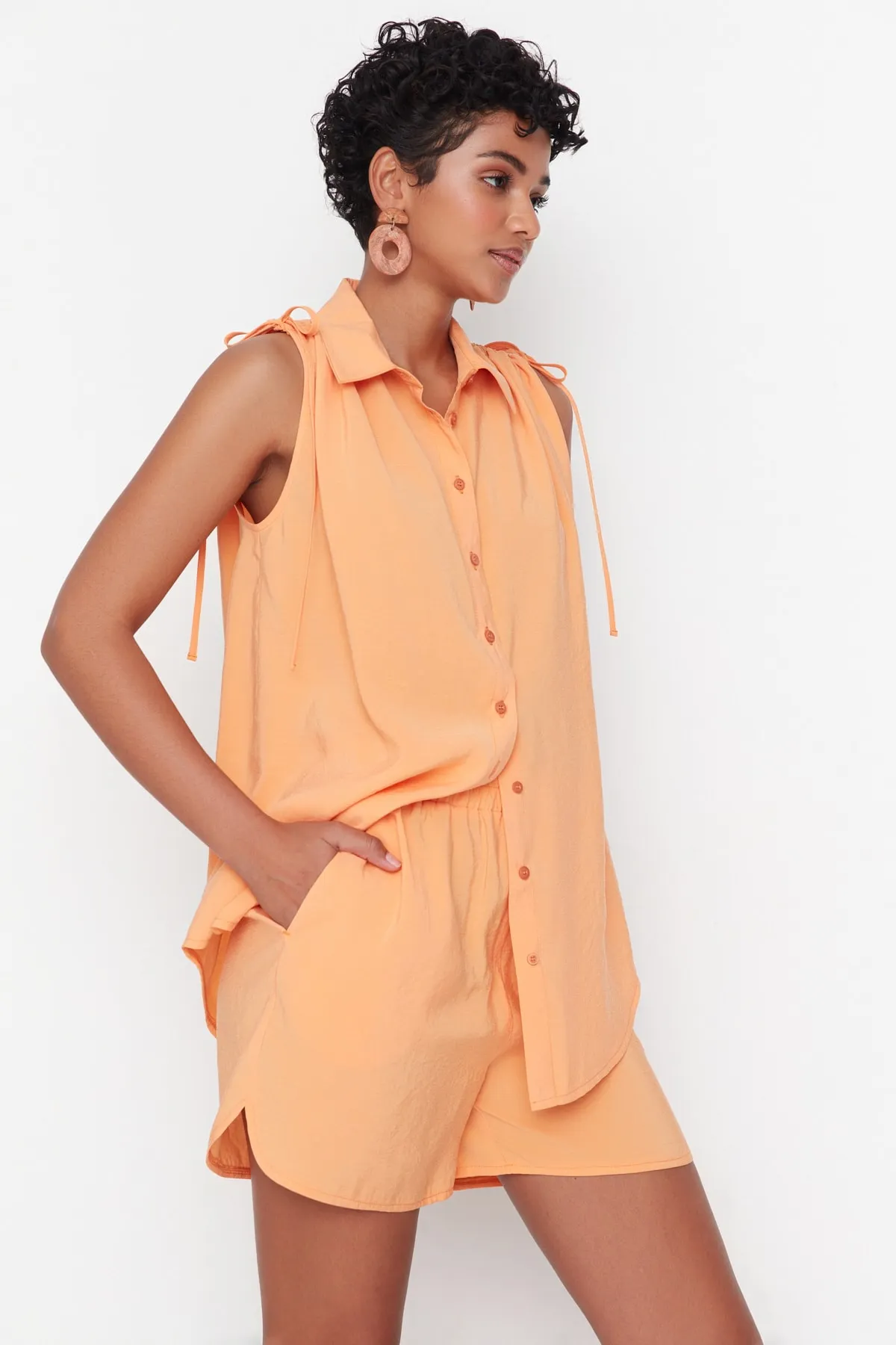 Trendyol Collection  Orange gewebte Shorts TWOSS22SR00153