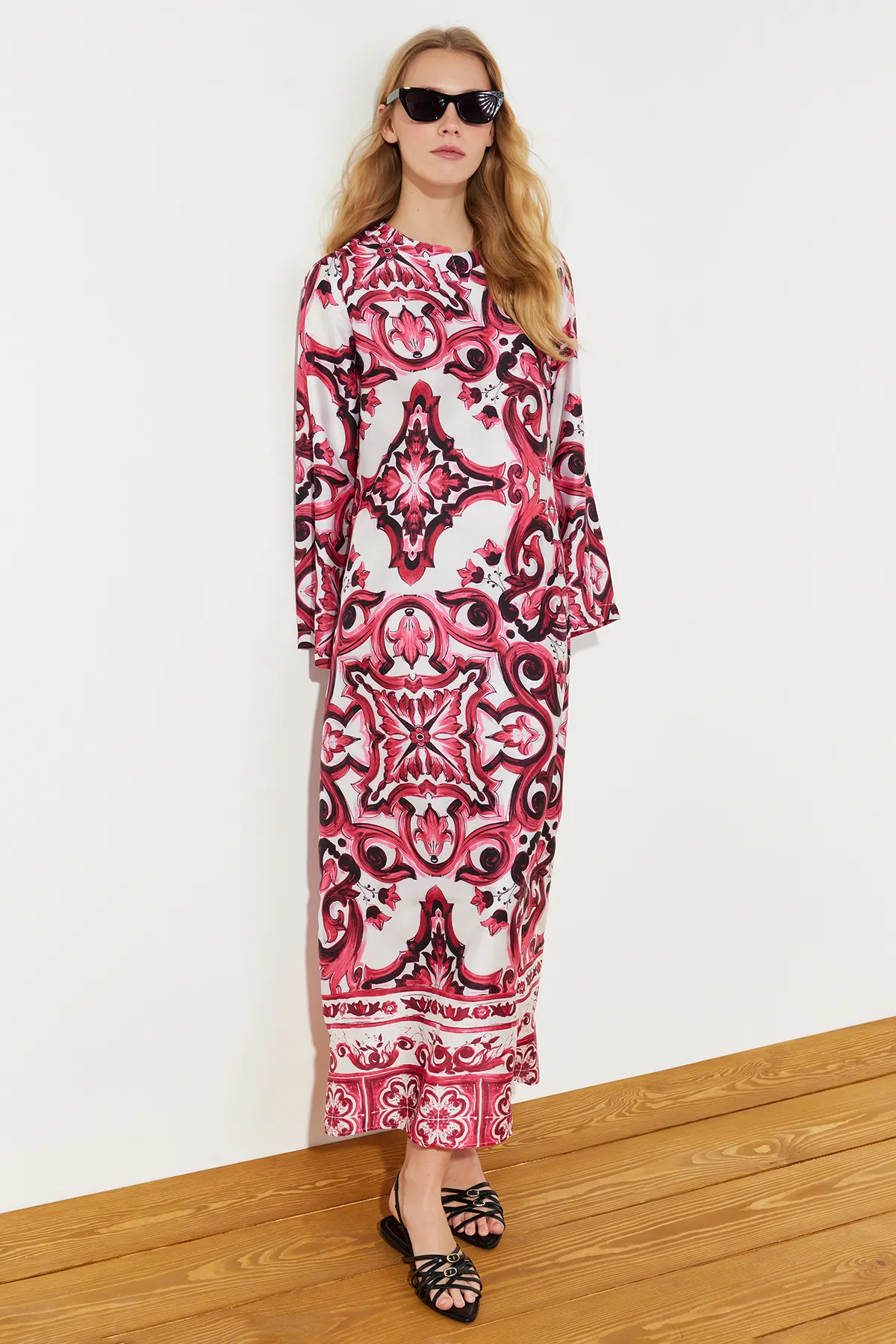 Trendyol Modest  Fuchsiafarbenes Abendkleid mit Ethnomuster und Satinoberfläche TCTSS23DB00028
