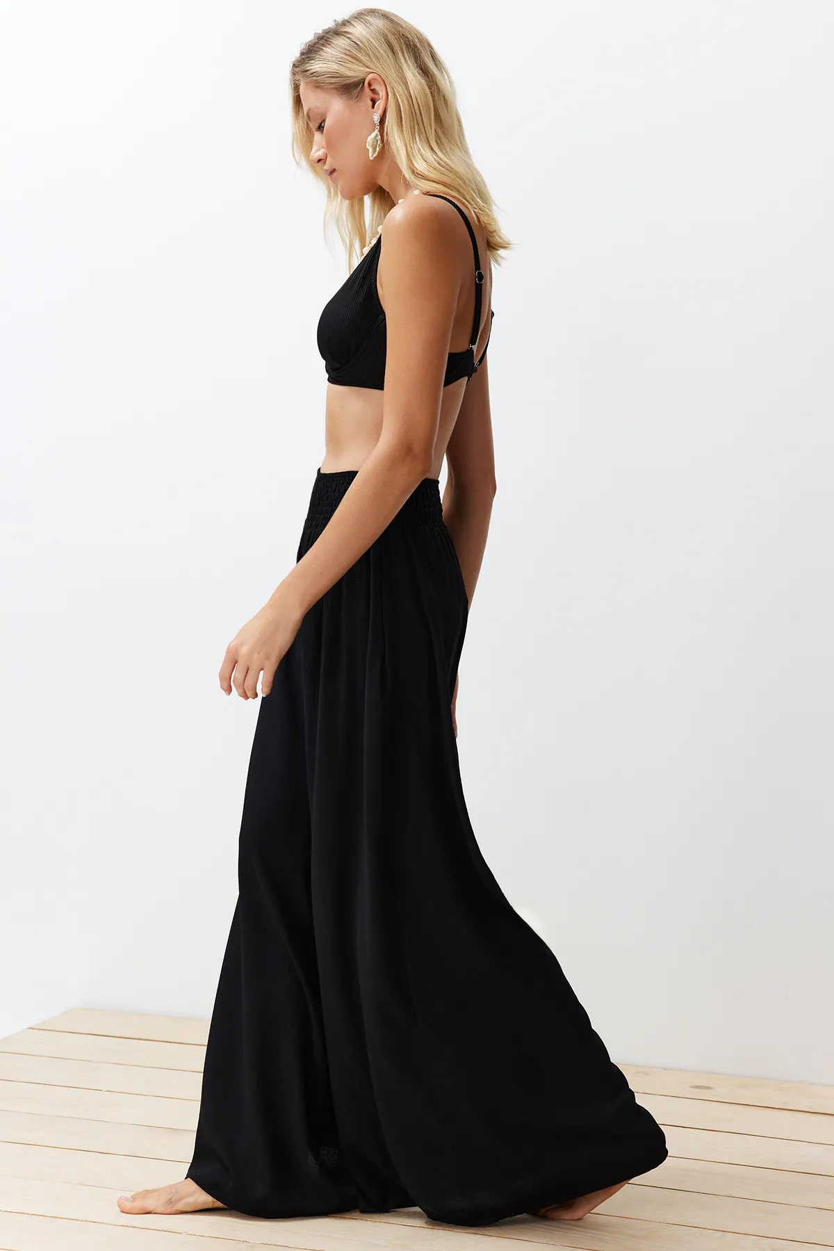 Trendyol Collection  Schwarze Hose mit gewebtem Gipe-Detail TBESS24PL00008