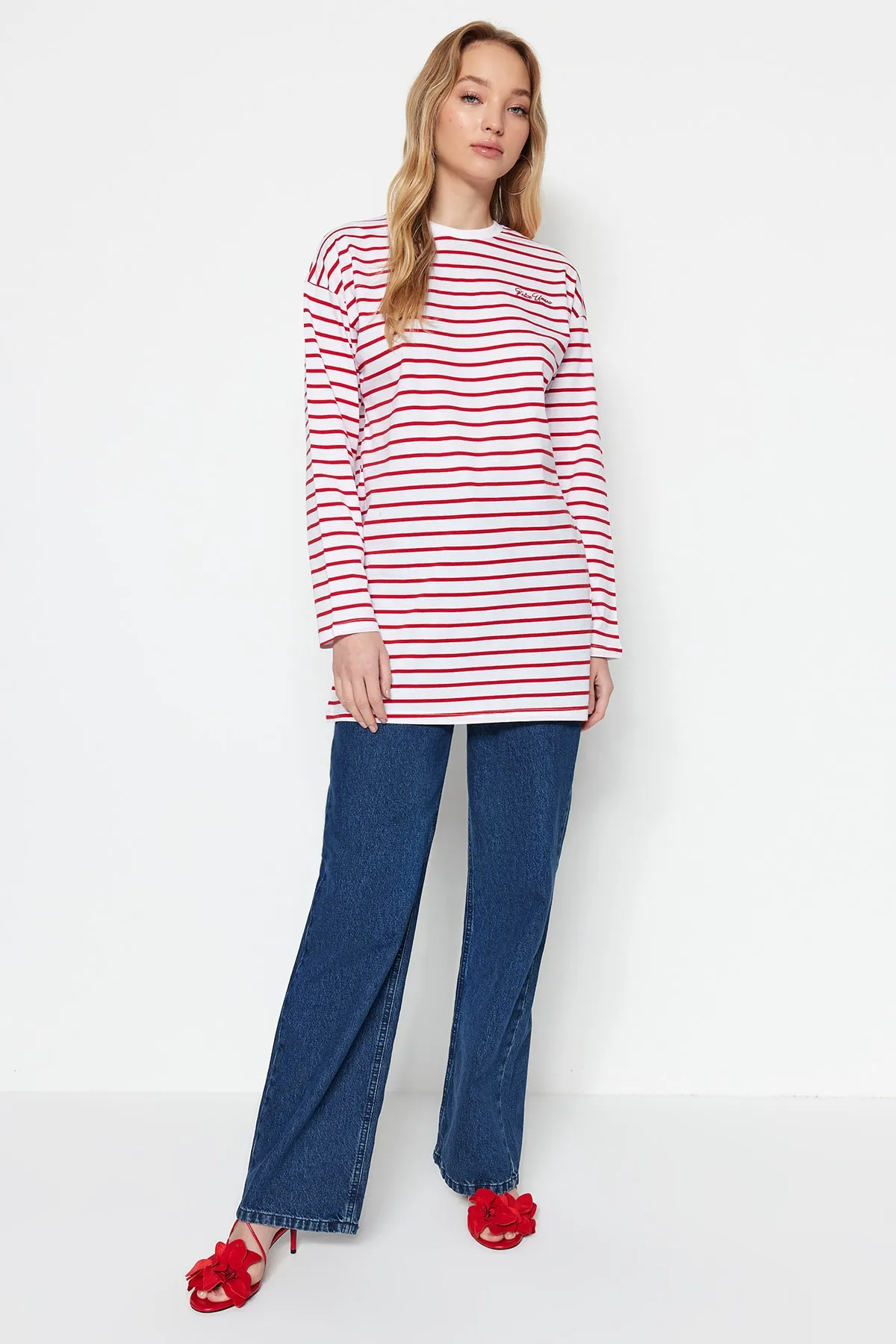 Trendyol Modest  Rote gestreifte Stricktunika mit Stickereidetail TCTSS23UK00034