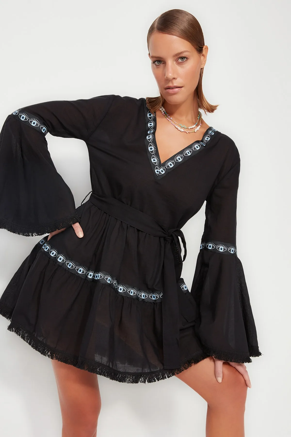 Trendyol Collection  Schwarzes Mini-Strandkleid aus 100 % Baumwolle mit gewebten Rüschen und Gürtel TBESS21EL1253