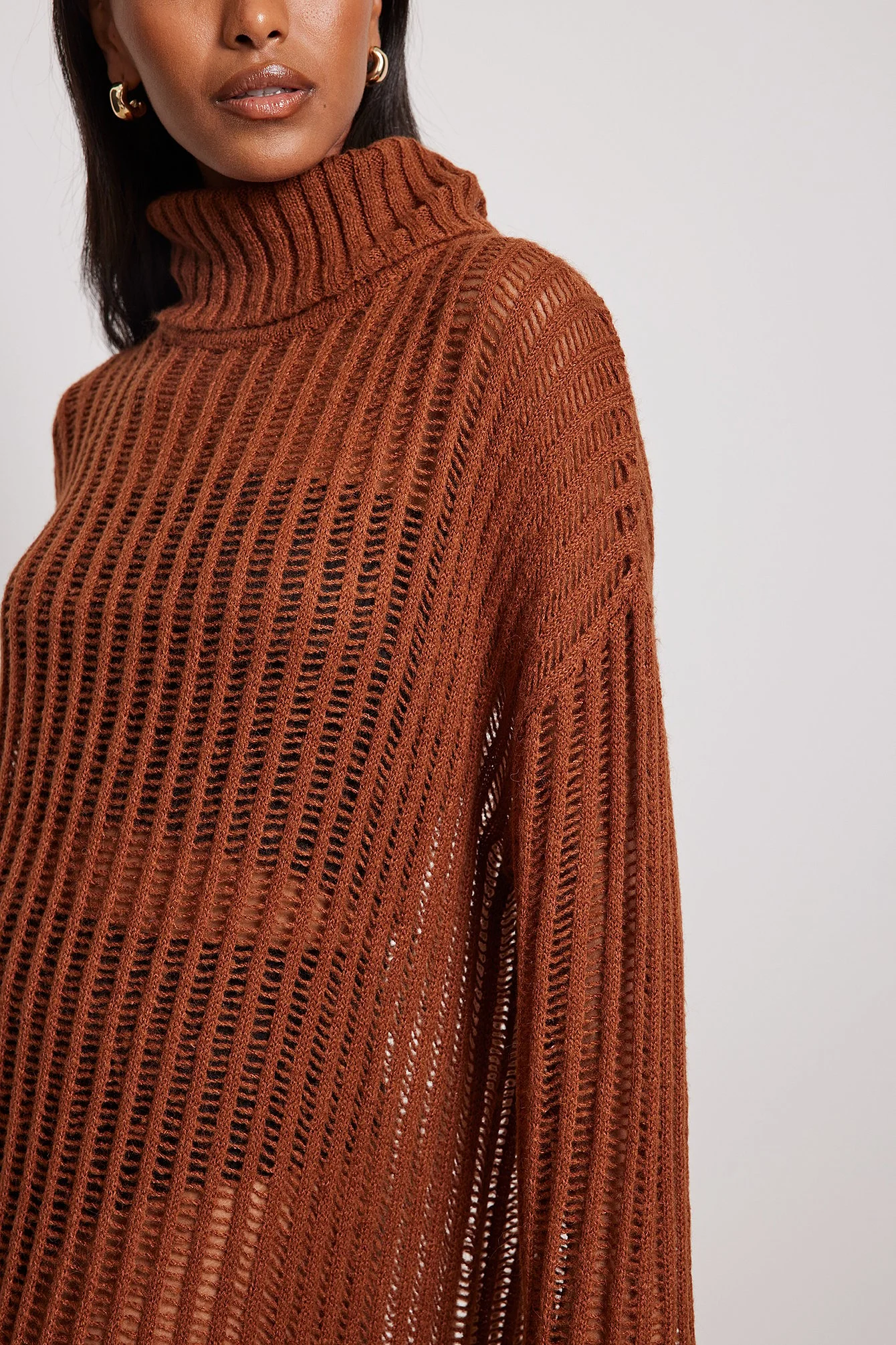 Midikleid mit hohem Ausschnitt