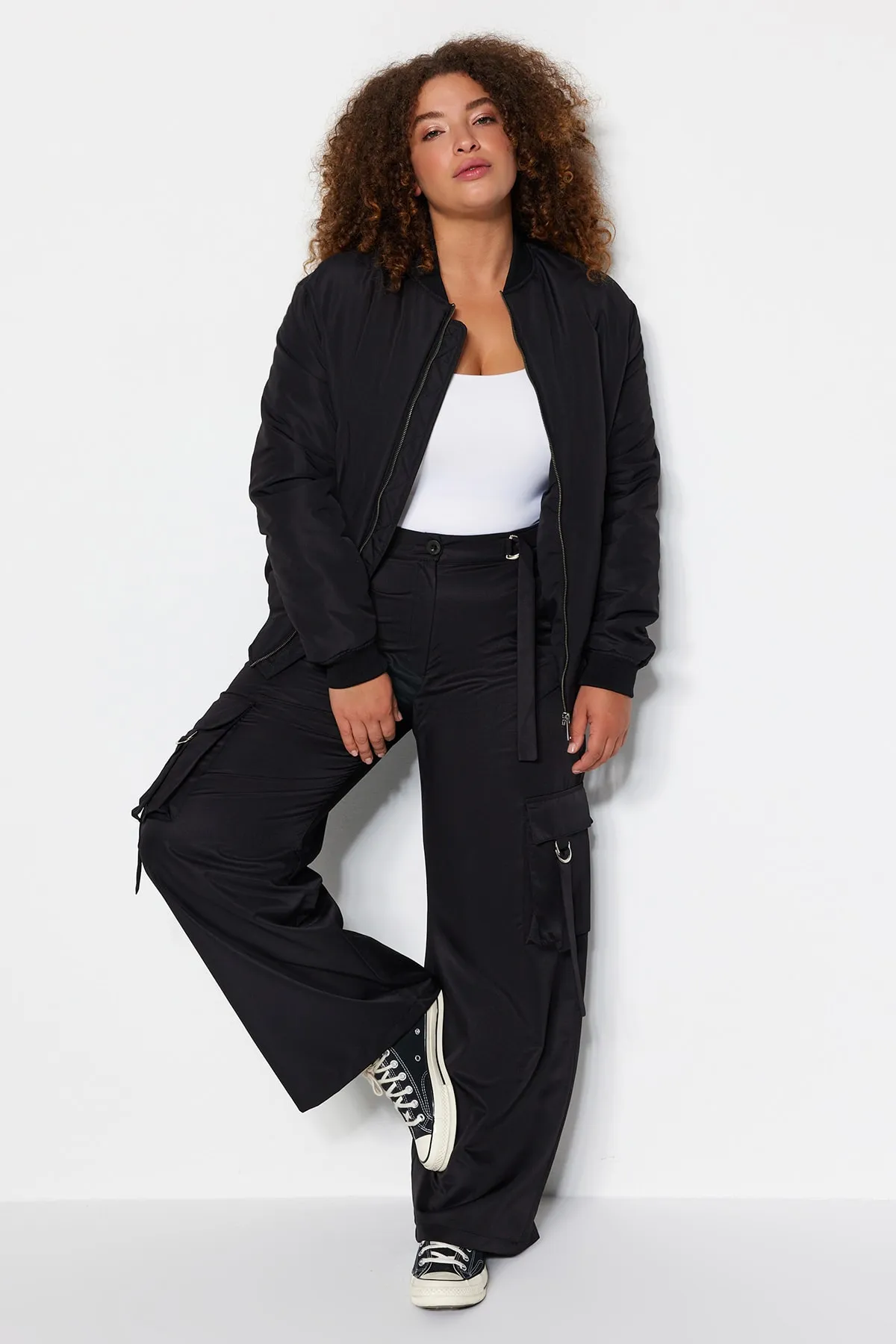 Trendyol Curve  Schwarze Fallschirm-Webhose mit weitem Bein TBBAW24AR00010