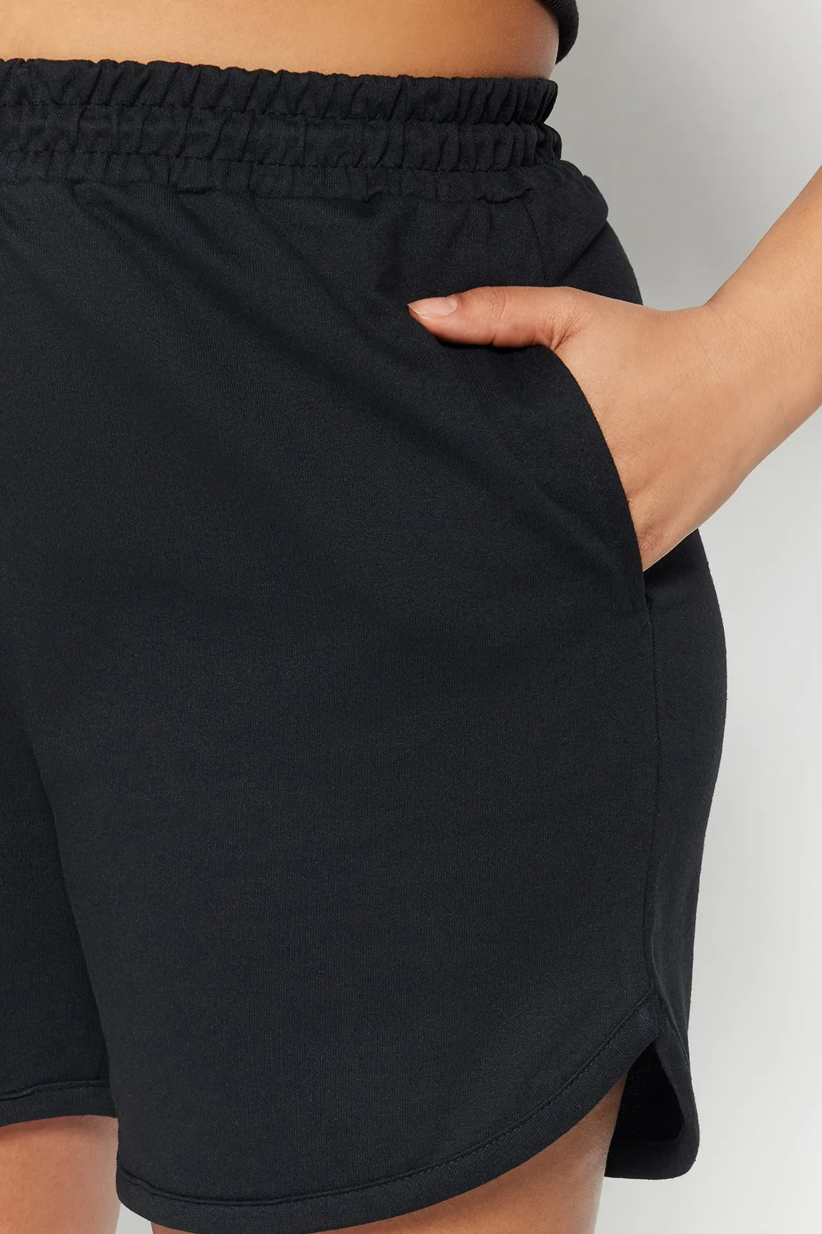 Trendyol Curve  Schwarze dünne Strickshorts TBBSS23AP00002