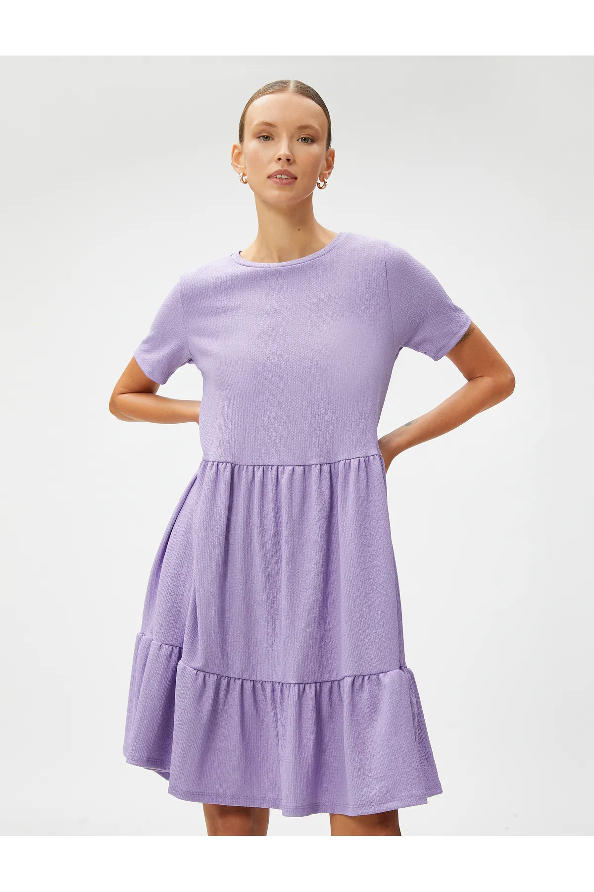 Koton  Kurzes Kleid mit kurzen Ärmeln und Rundhalsausschnitt