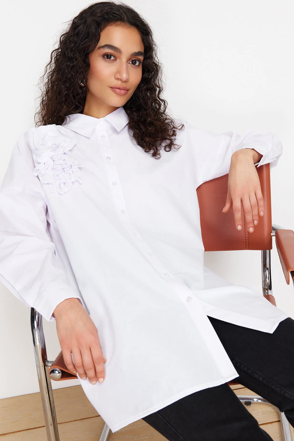 Trendyol Modest  Weißes gewebtes Baumwollhemd mit Blumenapplikationen TCTSS24TG00030