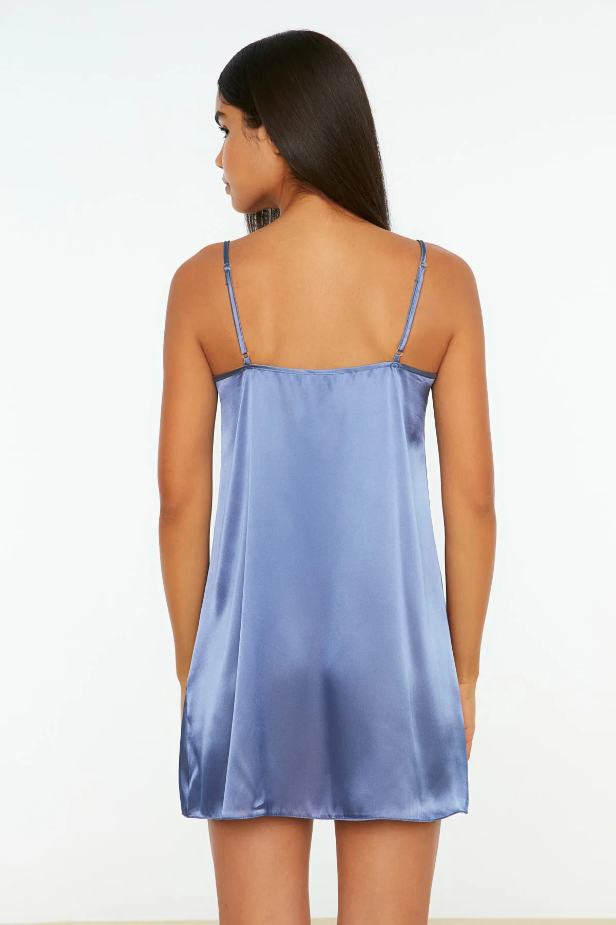 Trendyol Collection  Blaues Nachthemd aus gewebtem Satin mit Spitzendetails und Seilträgern THMAW22GC0005