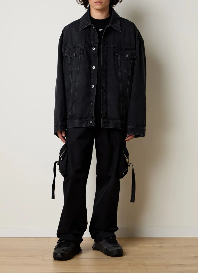 Giacca di jeans oversize Off-White Arrow con tasche sul petto e laterali.