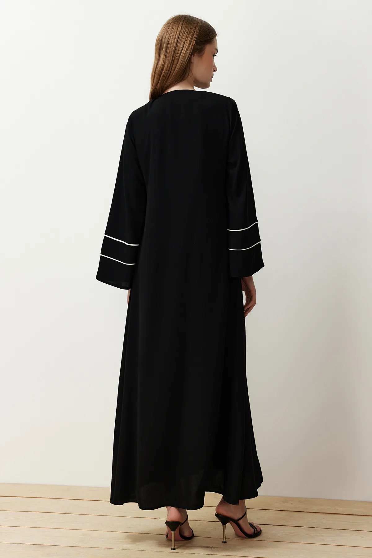 Trendyol Modest  Schwarze gewebte Kappe mit Paspelierung und Ferace TCTSS24KF00024