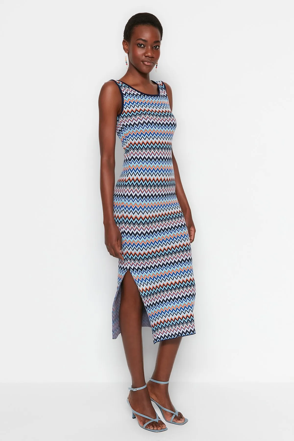 Trendyol Collection  Marineblaues Maxi-Strickkleid mit Farbblockmuster TWOSS23EL00678