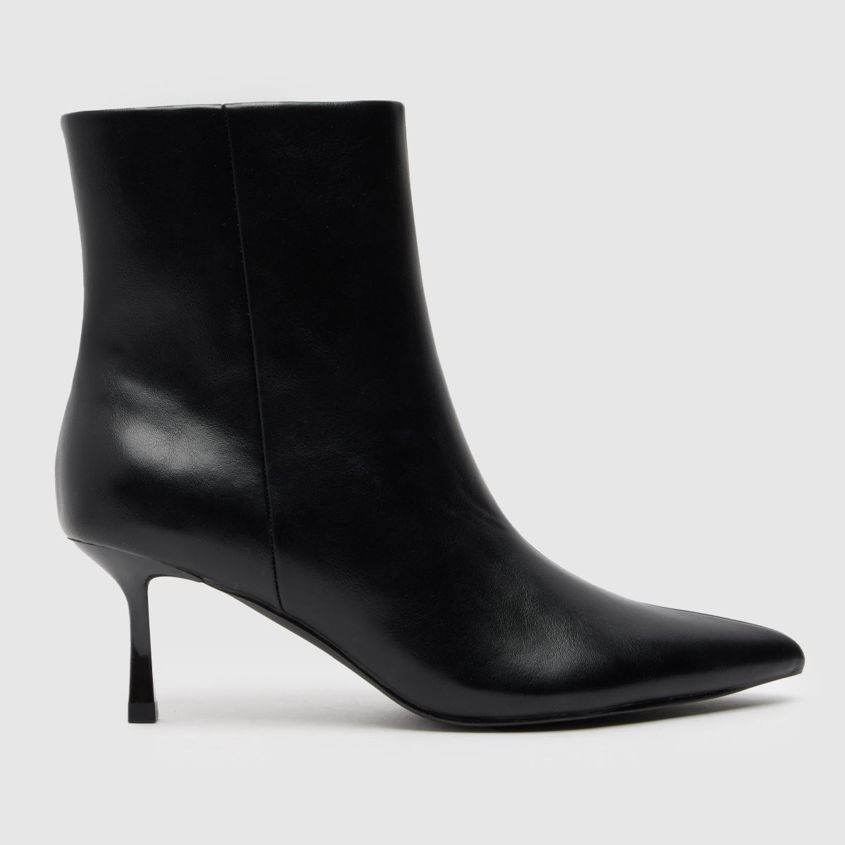 Schuh Brynn – Svarta stövlar med kitten heel
