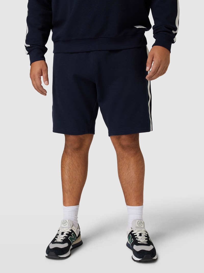 PLUS SIZE Sweatshorts mit Label-Stitching in marineblau