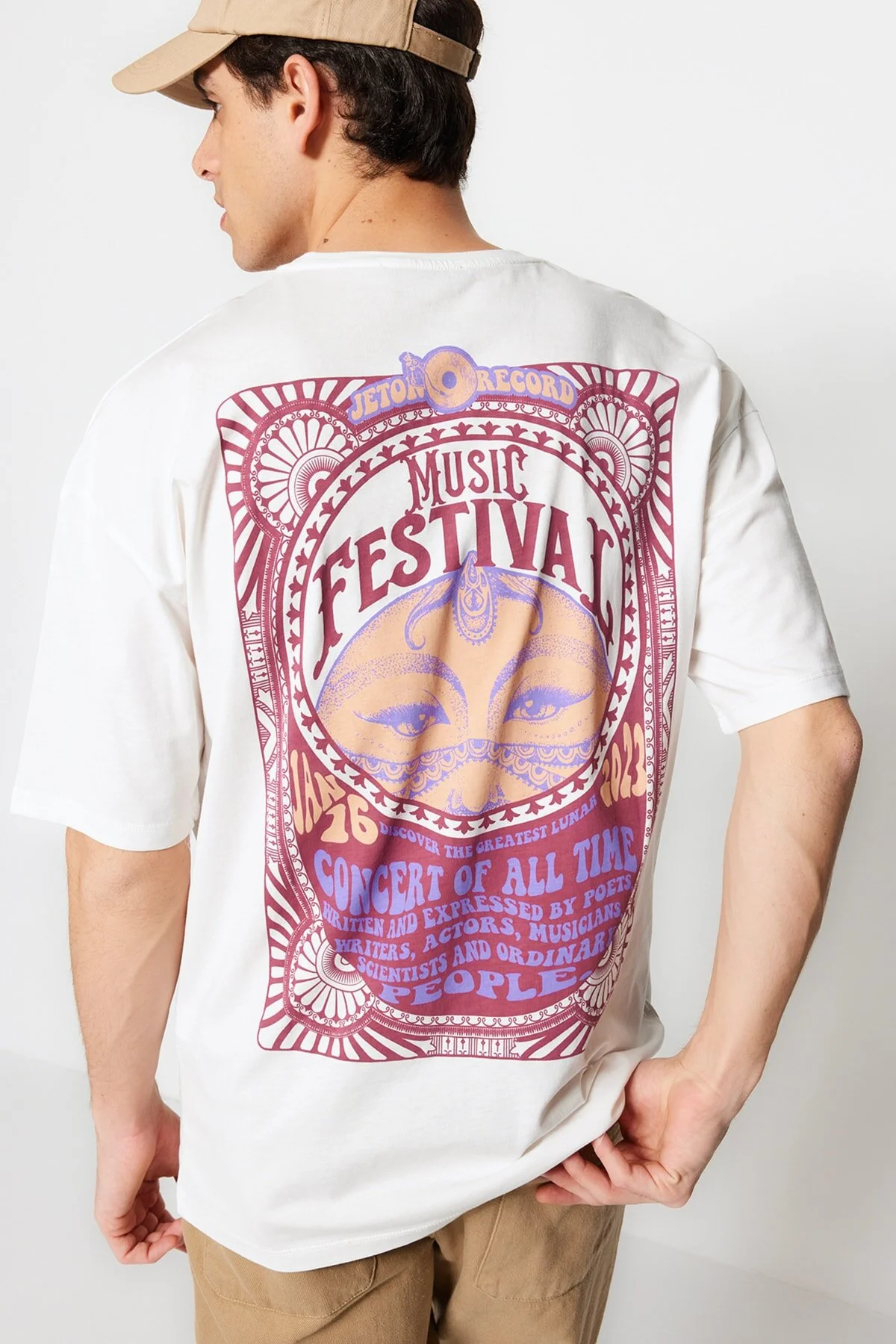 Trendyol Collection  Unisex-T-Shirt aus 100 % Baumwolle mit Ethno-Rückendruck in Übergröße/Weitschnitt TMNSS23TS00212