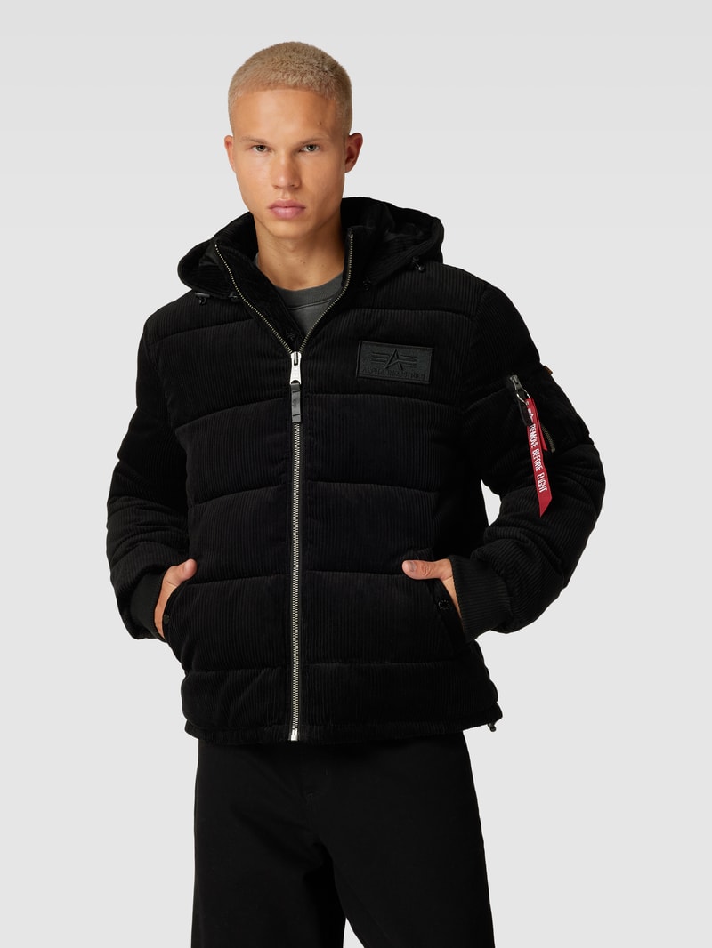Steppjacke mit Label-Details in schwarz