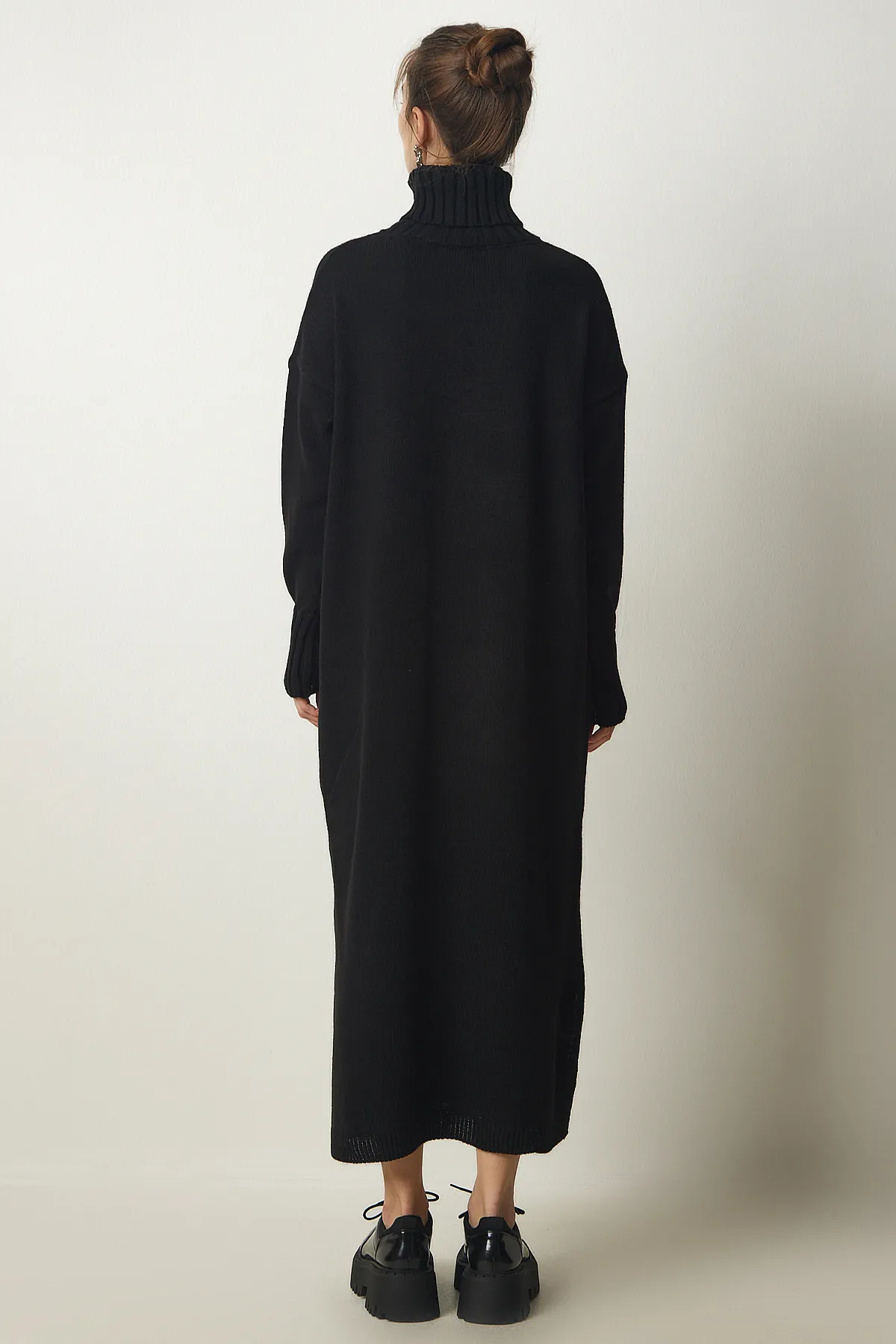 Happiness İstanbul  Schwarzes Oversize-Strickkleid mit Rollkragen und Schlitz für Damen PF00042