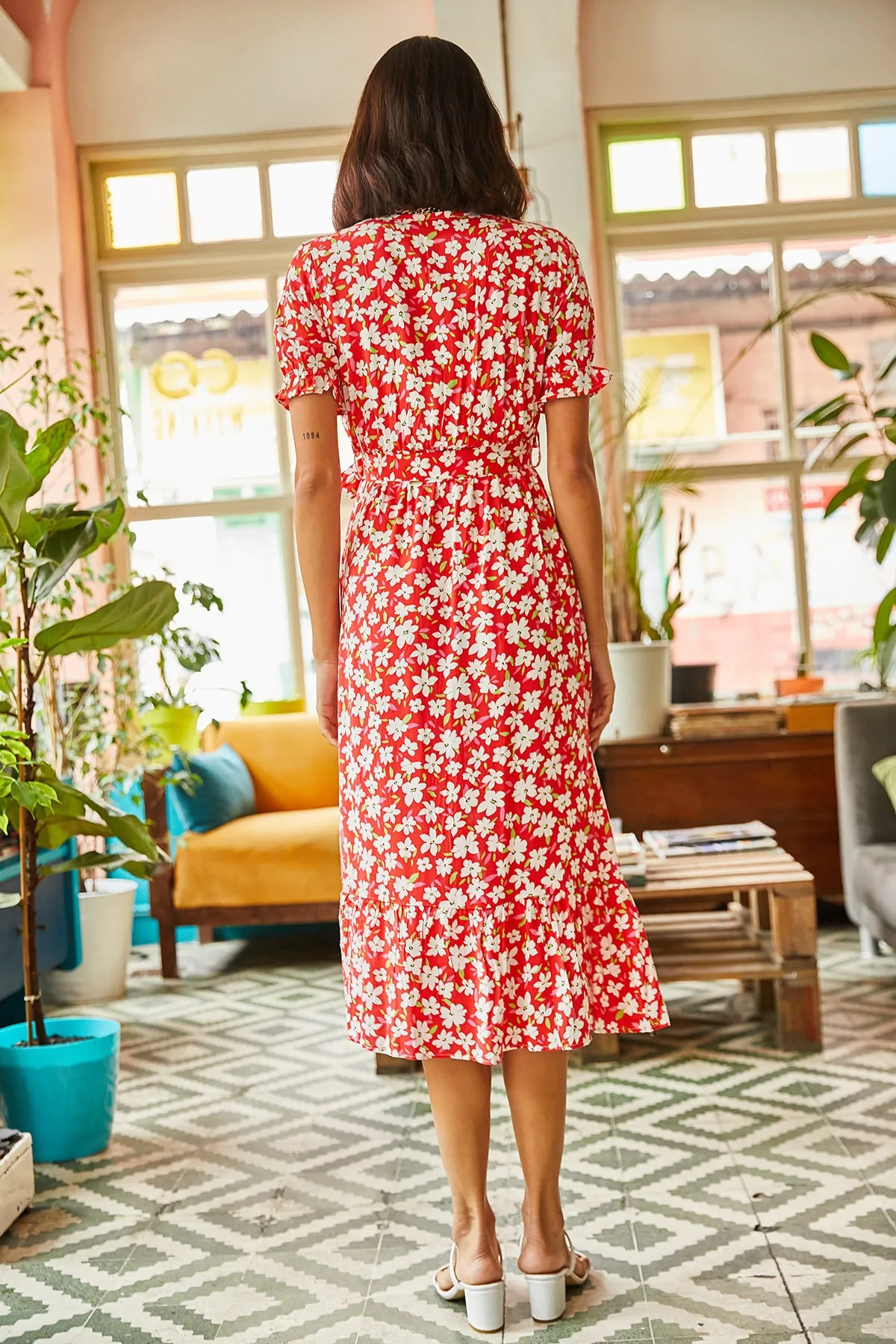 Olalook  Rotes Damenkleid aus gewebter Viskose mit Knöpfen und Gürtelärmeln ELB-19001524