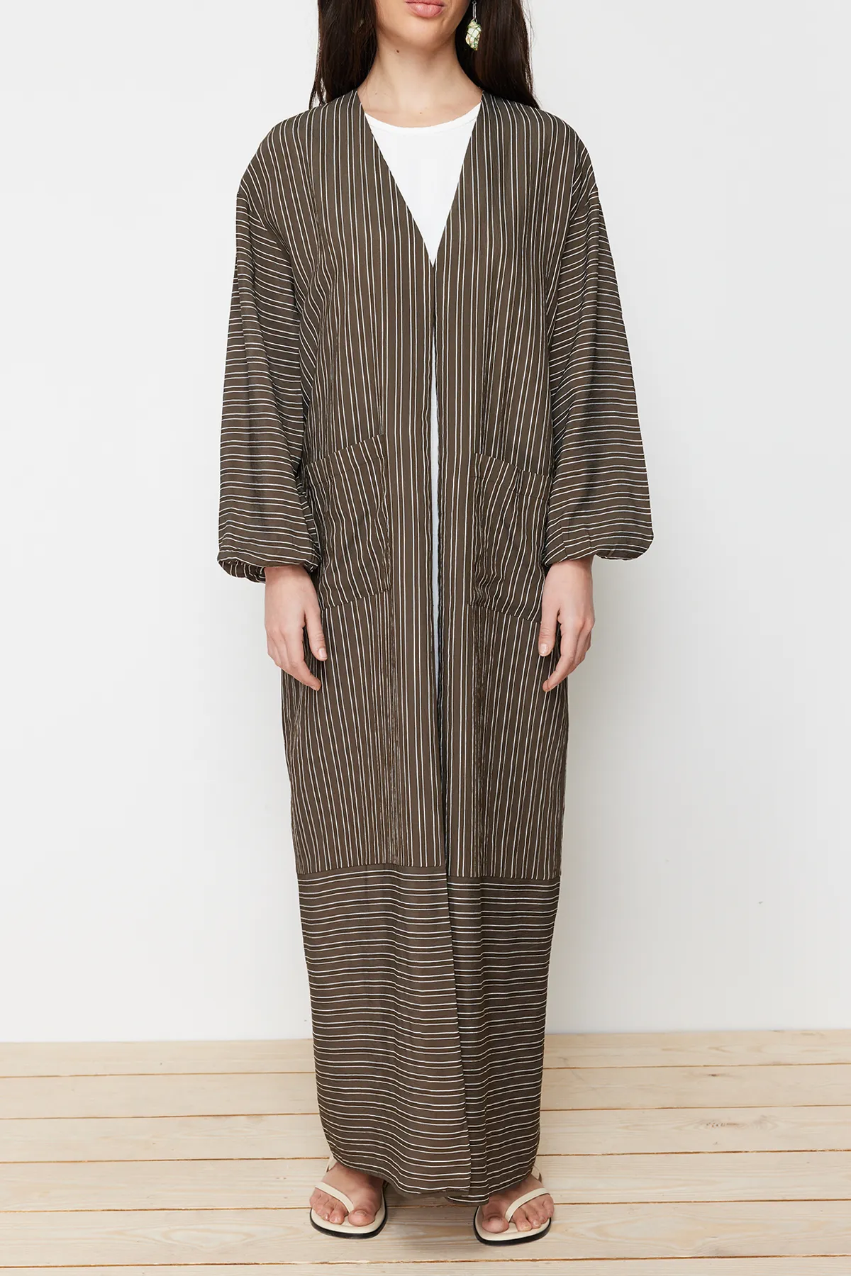 Trendyol Modest  Khakifarbene lange, gestreifte, gewebte Mütze in Leinenoptik & Ferace & Abaya TCTSS24KF00003