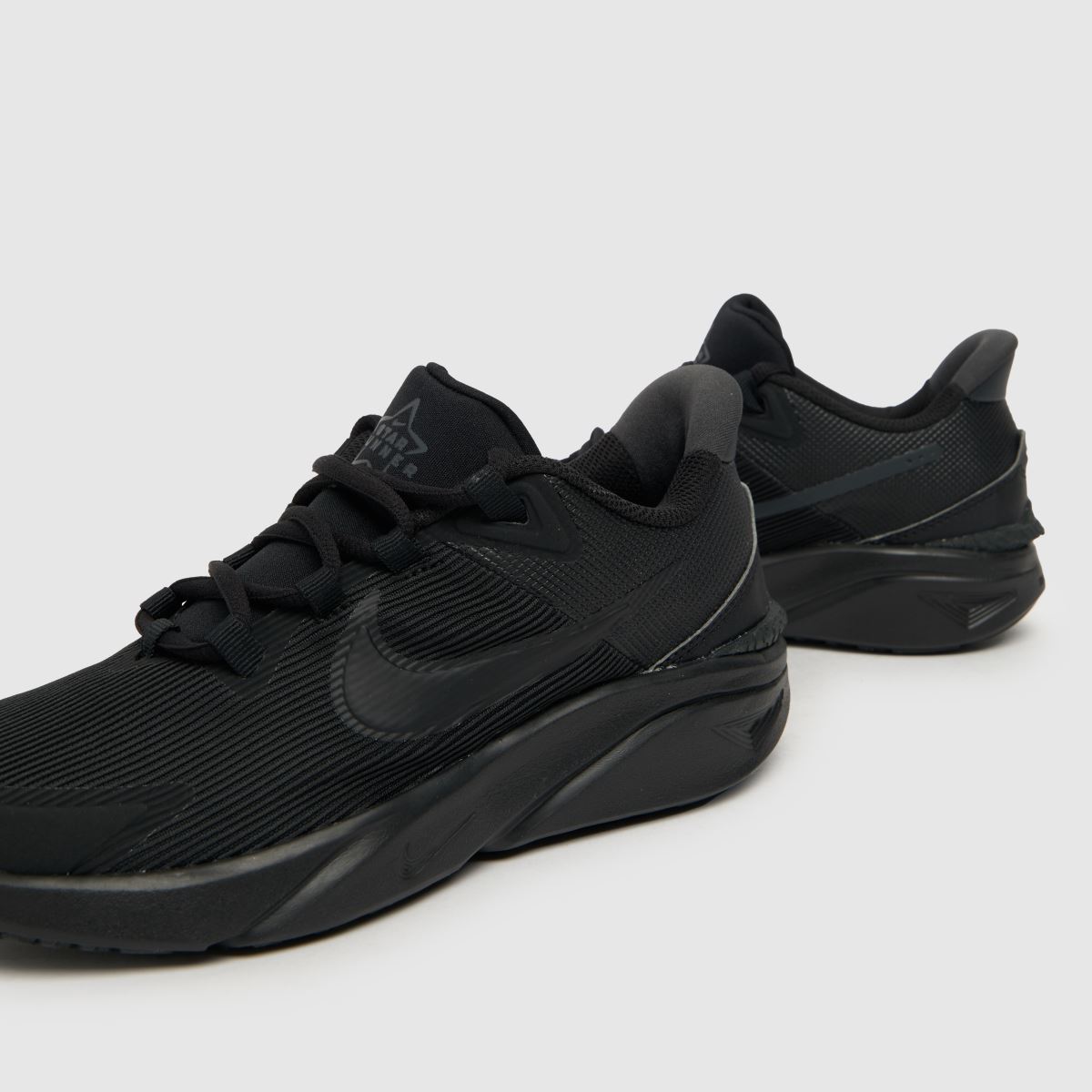 Športni copati Nike Black Star Runner 4 Youth