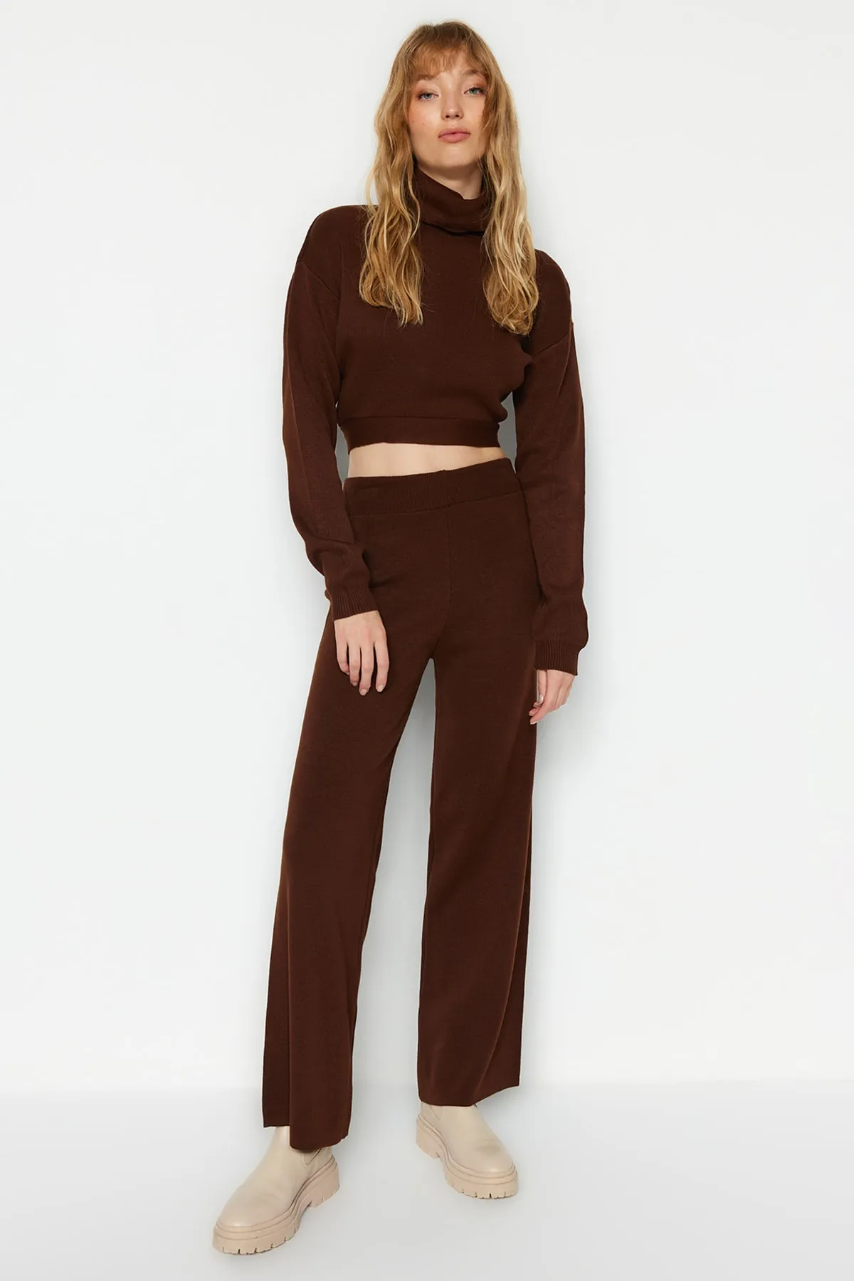 Trendyol Collection  Braunes Strickoberteil- und -unterteil-Set mit Krawatte und Hose TWOAW21AU0093