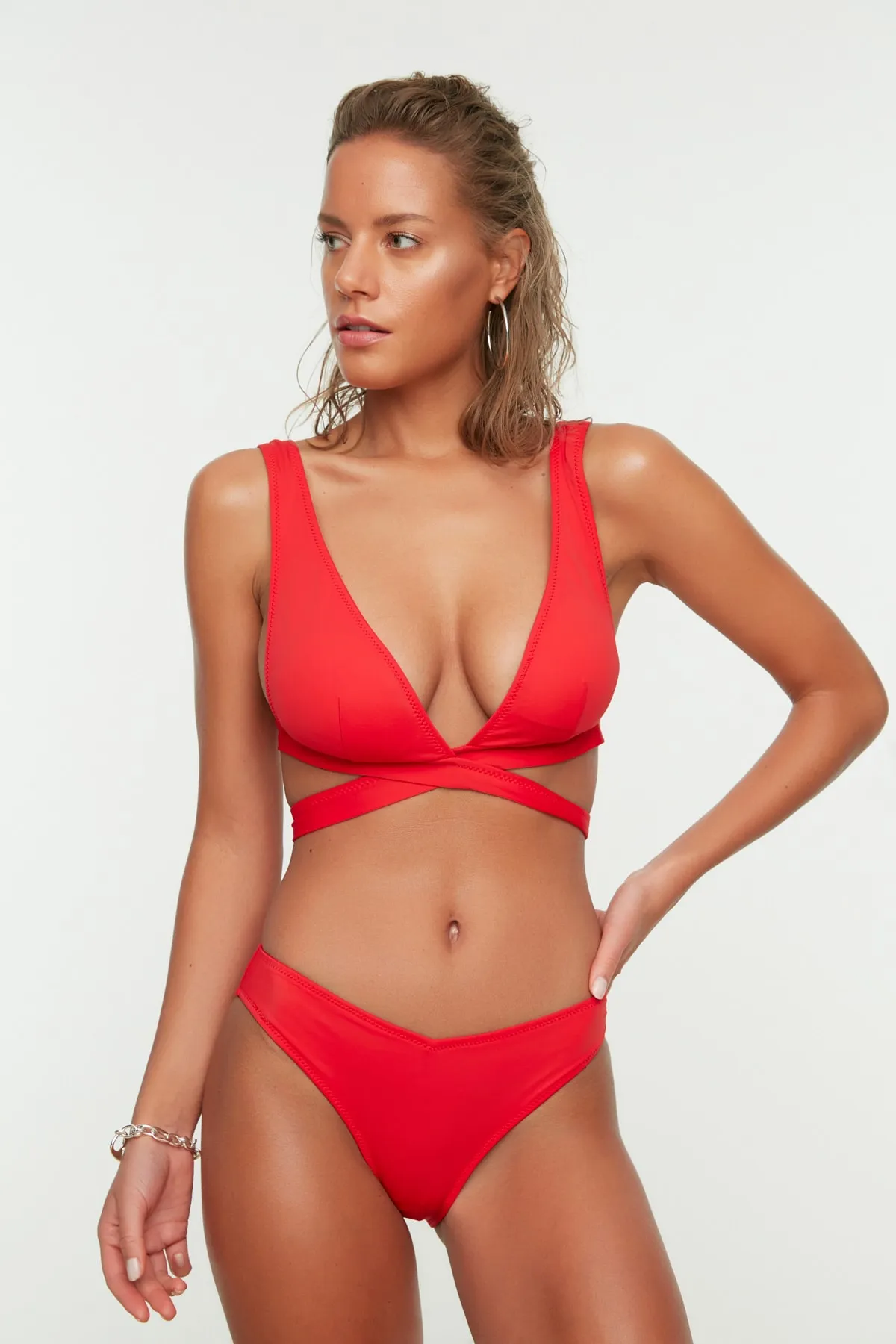 Trendyol Collection  Rote Bikinihose mit normalem Beinausschnitt TBESS21BA0122