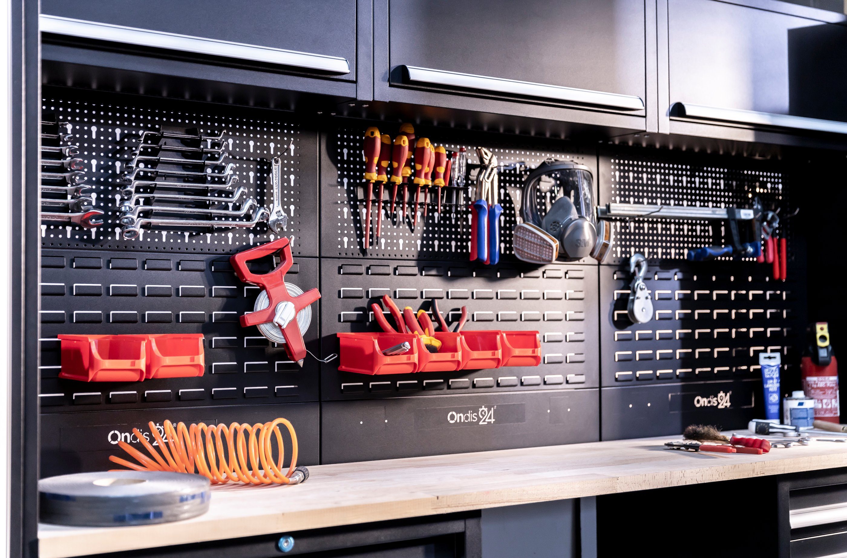ONDIS24 Werkstatt-Set Werkstatteinrichtung XXL SteelMaster 325 x 55 x 202 cm, schwarzer Stahl, Werkbank, Werkzeugschränke, Buchenholzarbeitsplatte