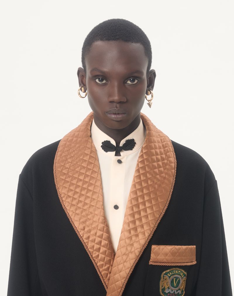 Jaqueta Valentino com cinto, confeccionada em lã e cashmere, com aplique bordado Valentino.