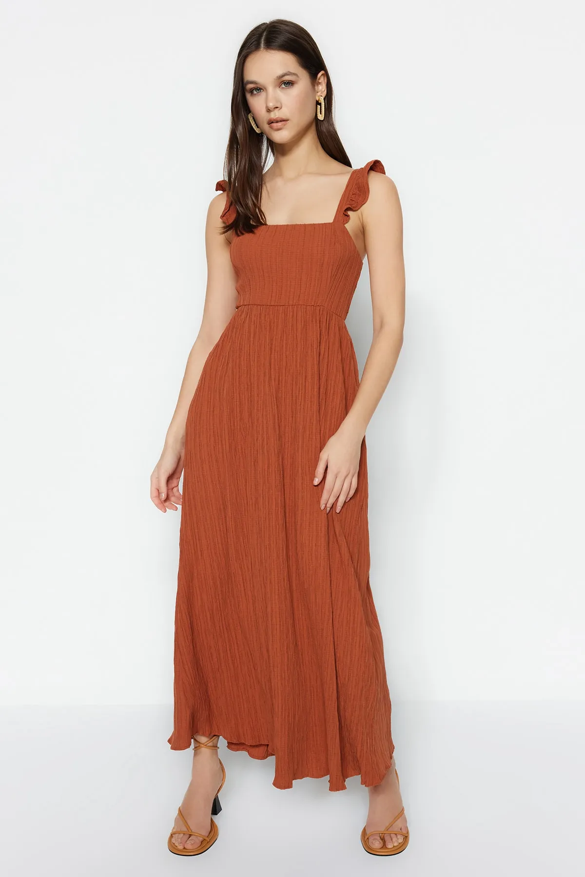 Trendyol Collection  Zimtfarbenes Maxi-Webkleid mit geradem Schnitt und quadratischem Ausschnitt und Rüschen, TWOSS23EL02273