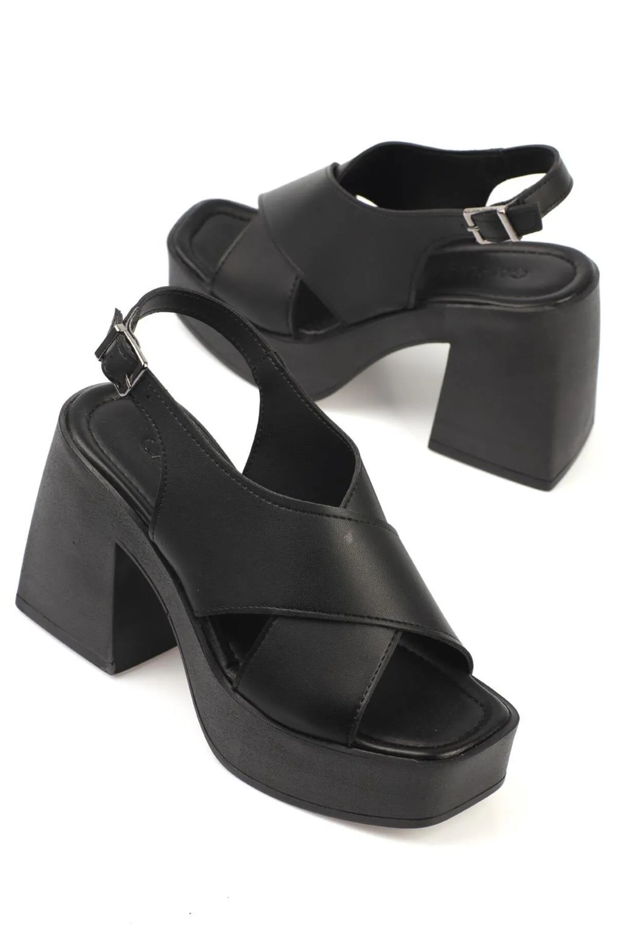 Capone Outfitters  Capone Blunt Toe Cross Wide Strap Plateau-Absatz-Sandalen für Damen in Schwarz
