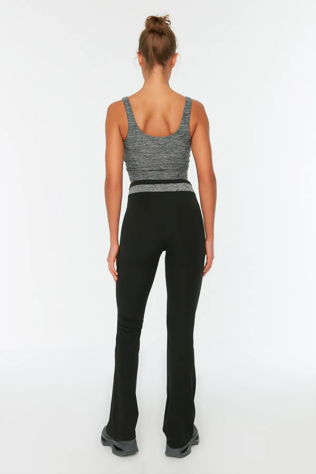 Trendyol Collection  Schwarze Scuba/Diver-Sport-Jogginghose mit entspannter Passform und spanischen Beinen, gestrickt, TWOAW20EA0083