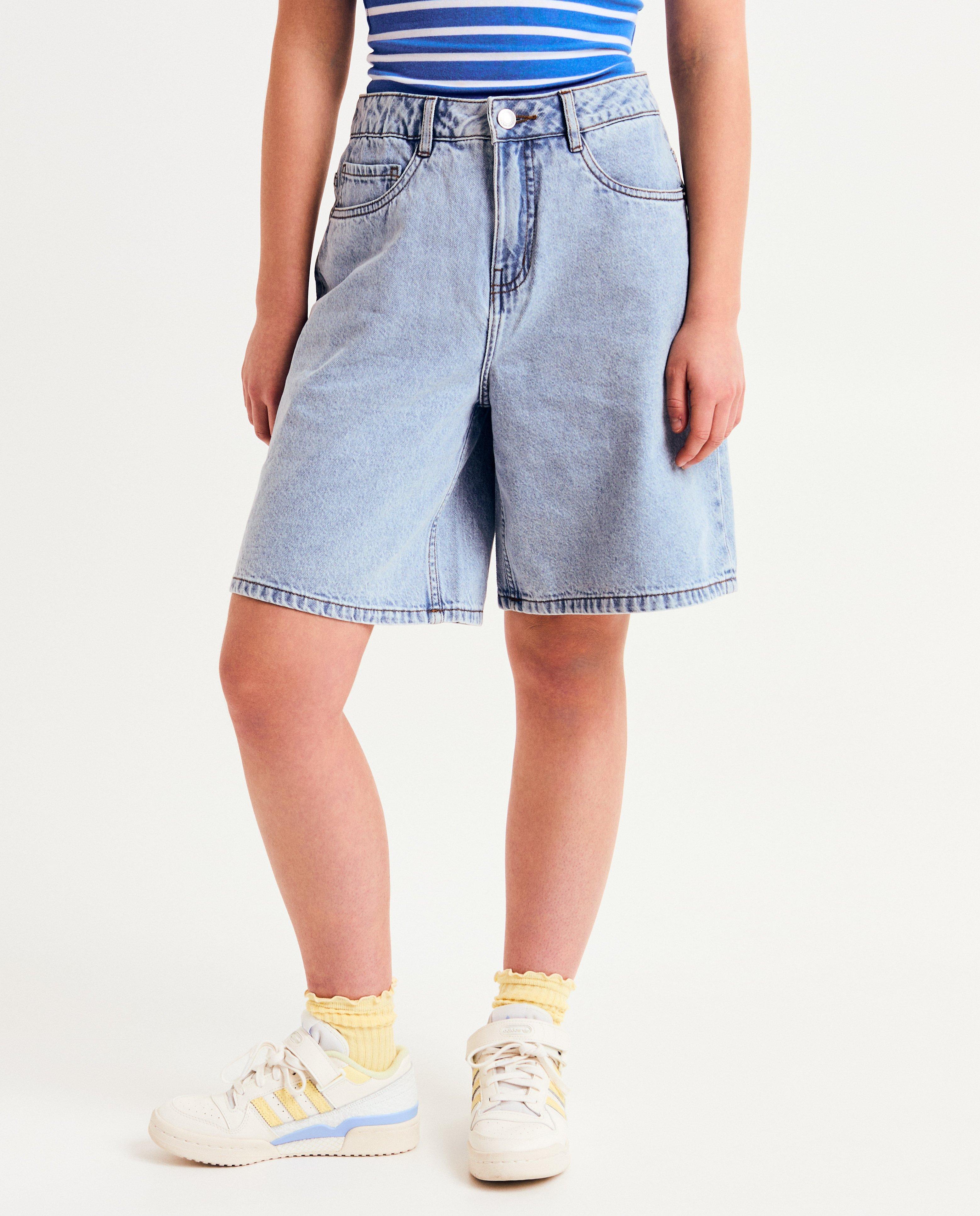 Pantaloni scurți din denim albastru deschis, croială largă, albastru deschis