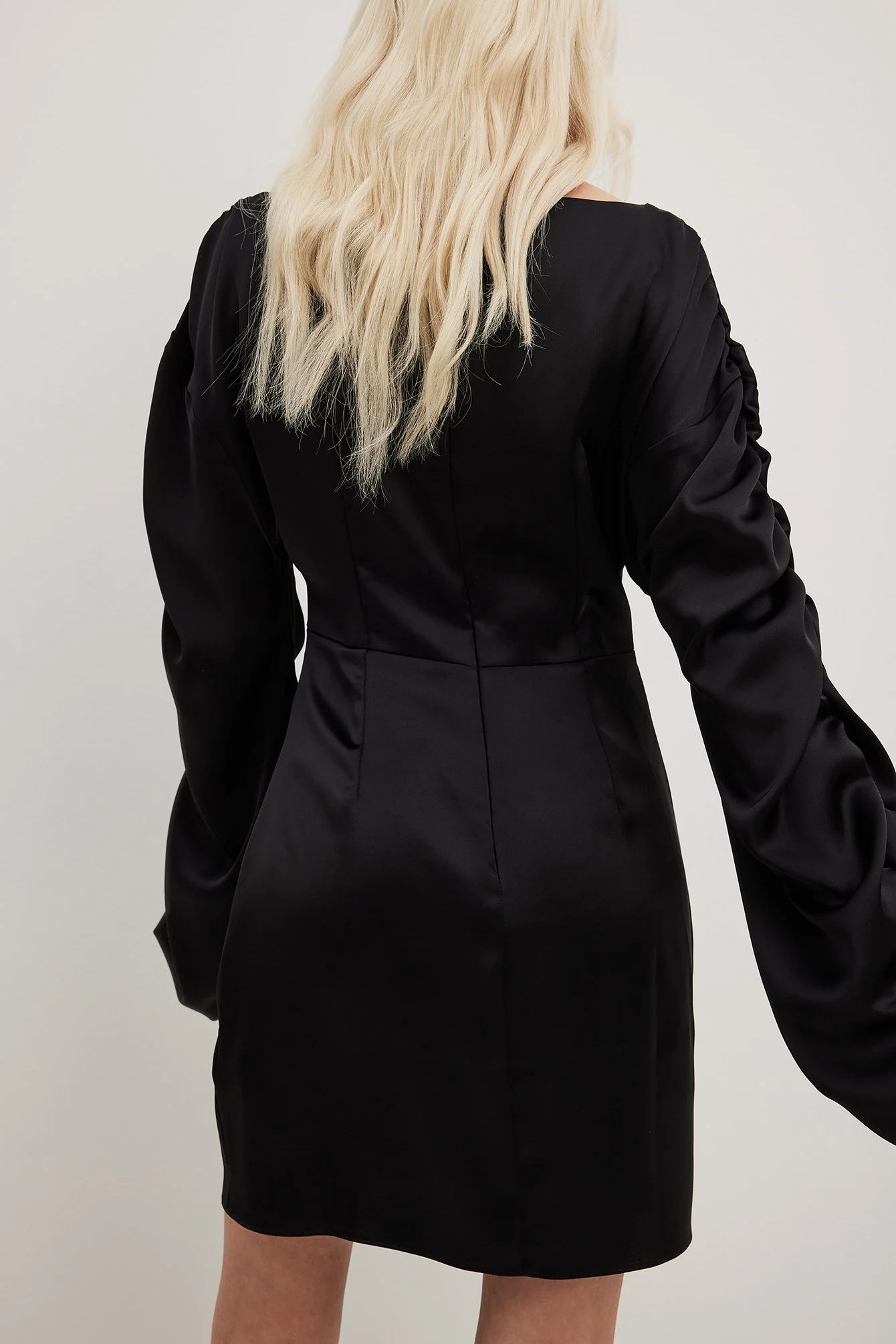 Minikleid aus gerüschtem Satin