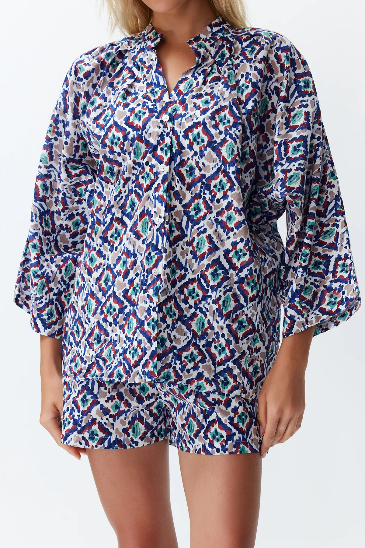 Trendyol Collection  Abstrakt gemustertes gewebtes Hemd-Shorts-Set TBESS24AU00018