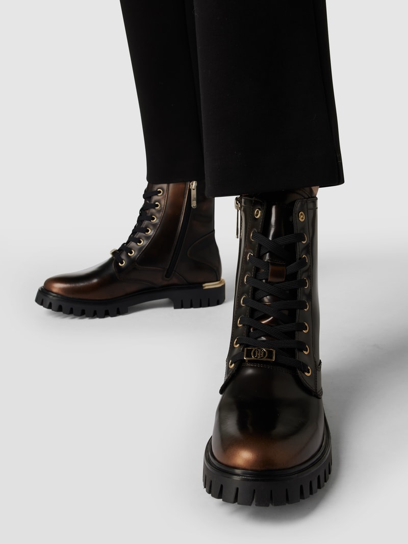 Boots aus Leder mit kontrastiven Details in gold