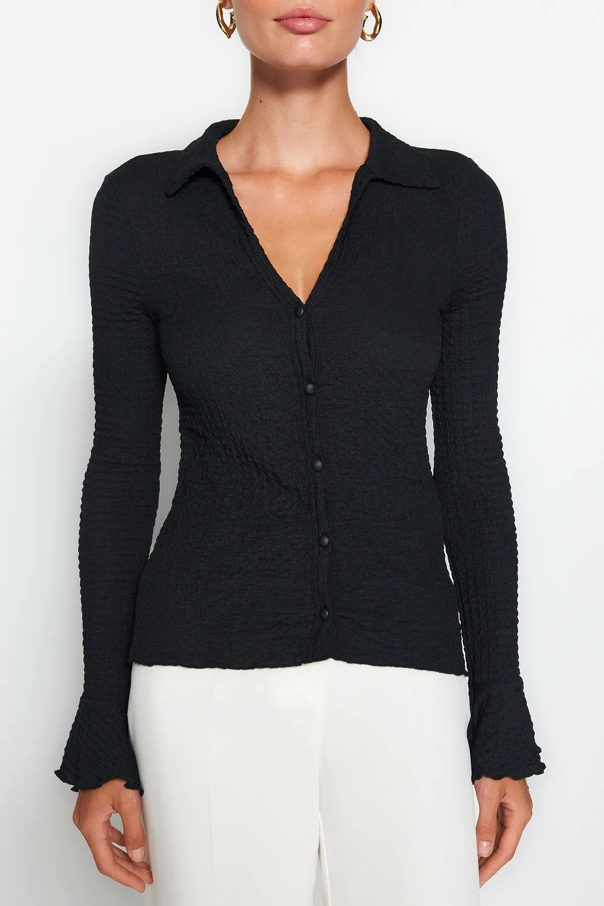 Trendyol Collection  Schwarzes Premium-Textur-Stretch-Strickhemd mit spanischen Ärmeln TWOAW24GO00004
